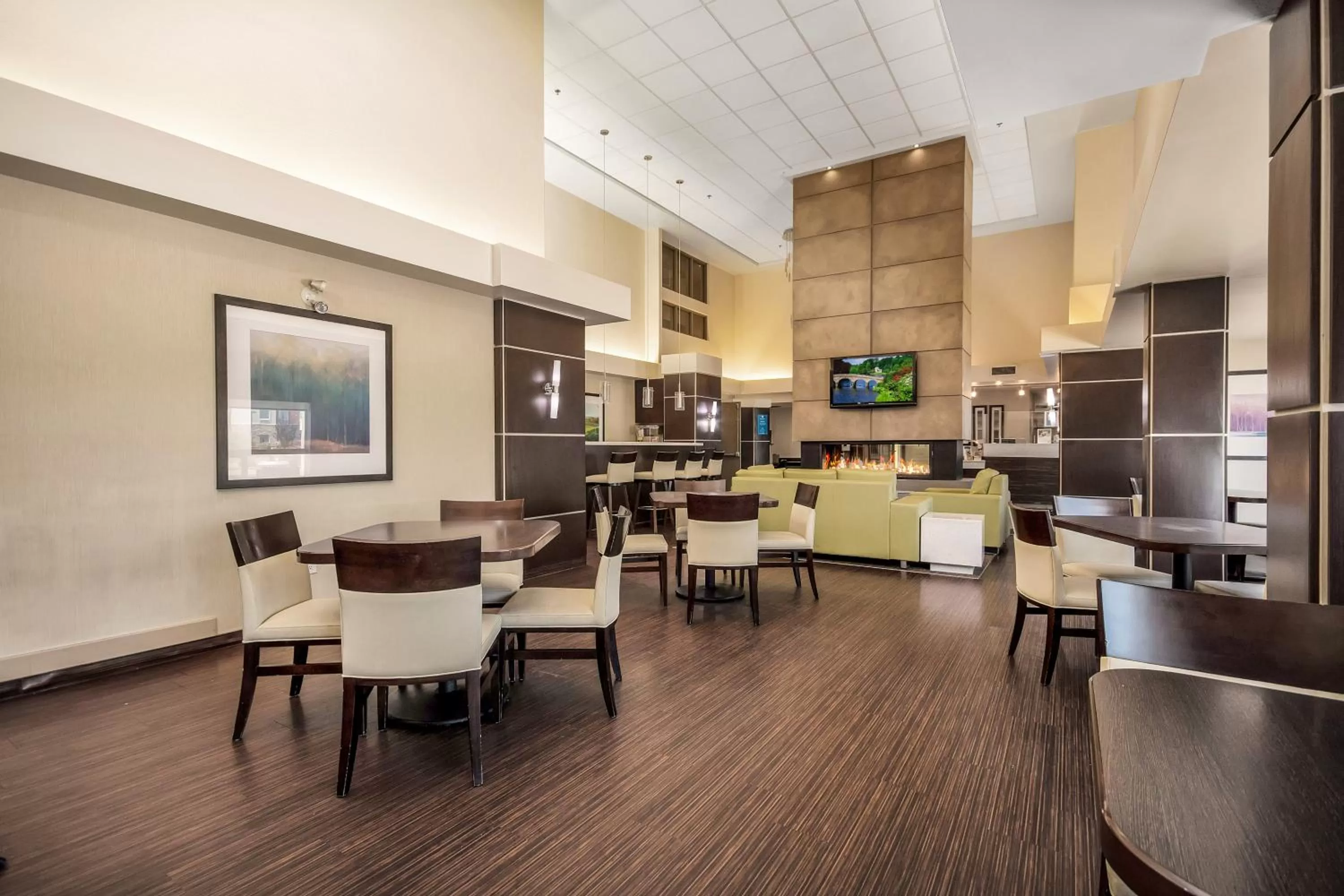 Dining area in Home Inn & Suites Regina East