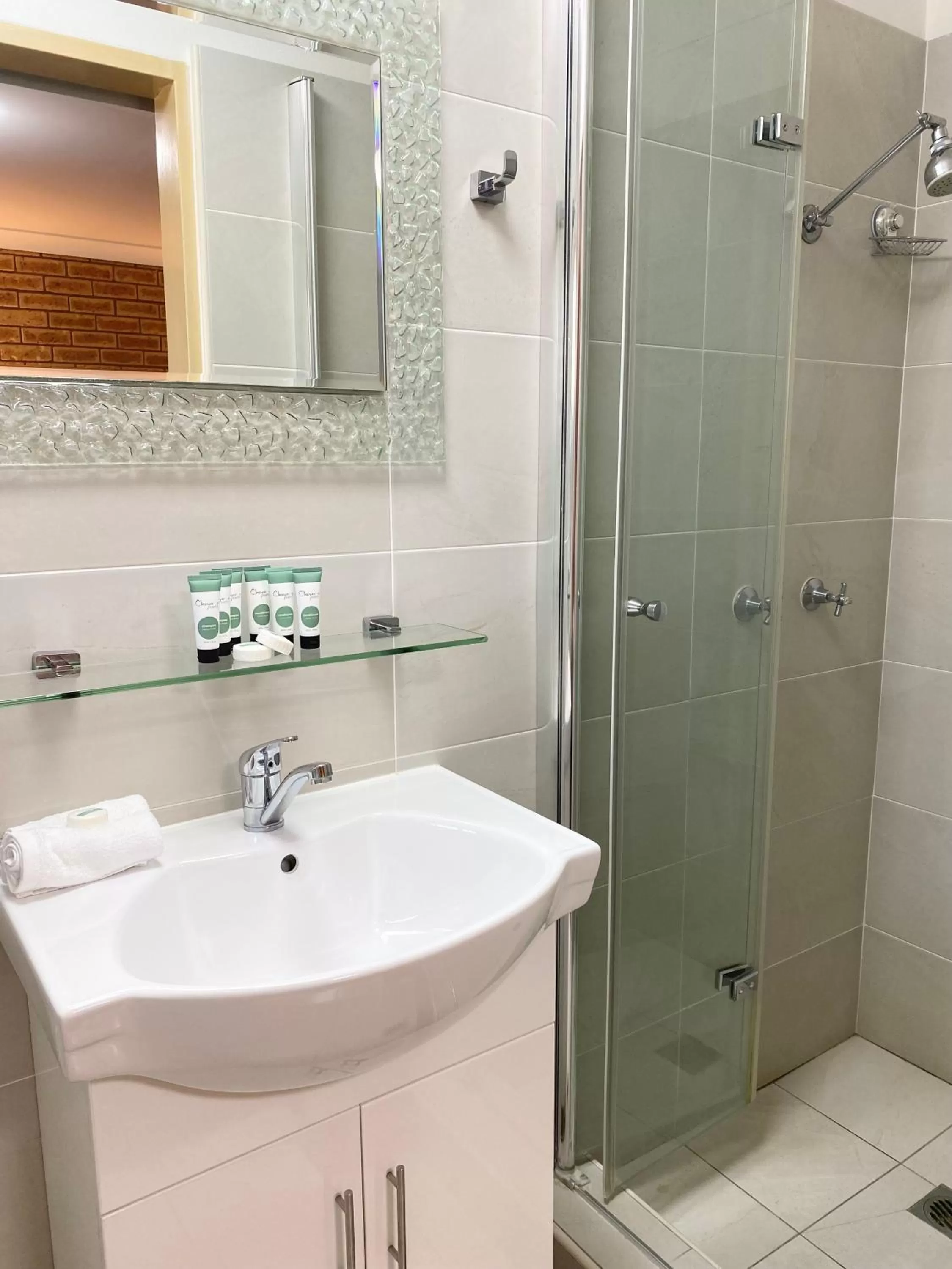 Shower in Tallarook Motor Inn