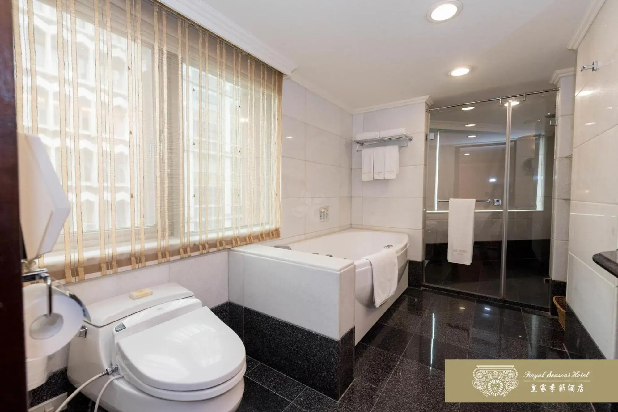 Photo of the whole room, Bathroom in Royal Seasons Hotel Taipei-Nanjing W