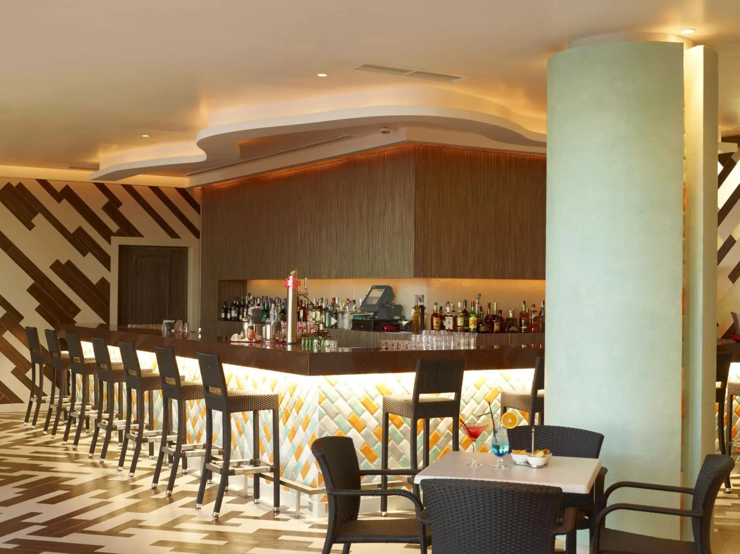 Lounge or bar, Restaurant/Places to Eat in Real Marina Hotel & Spa