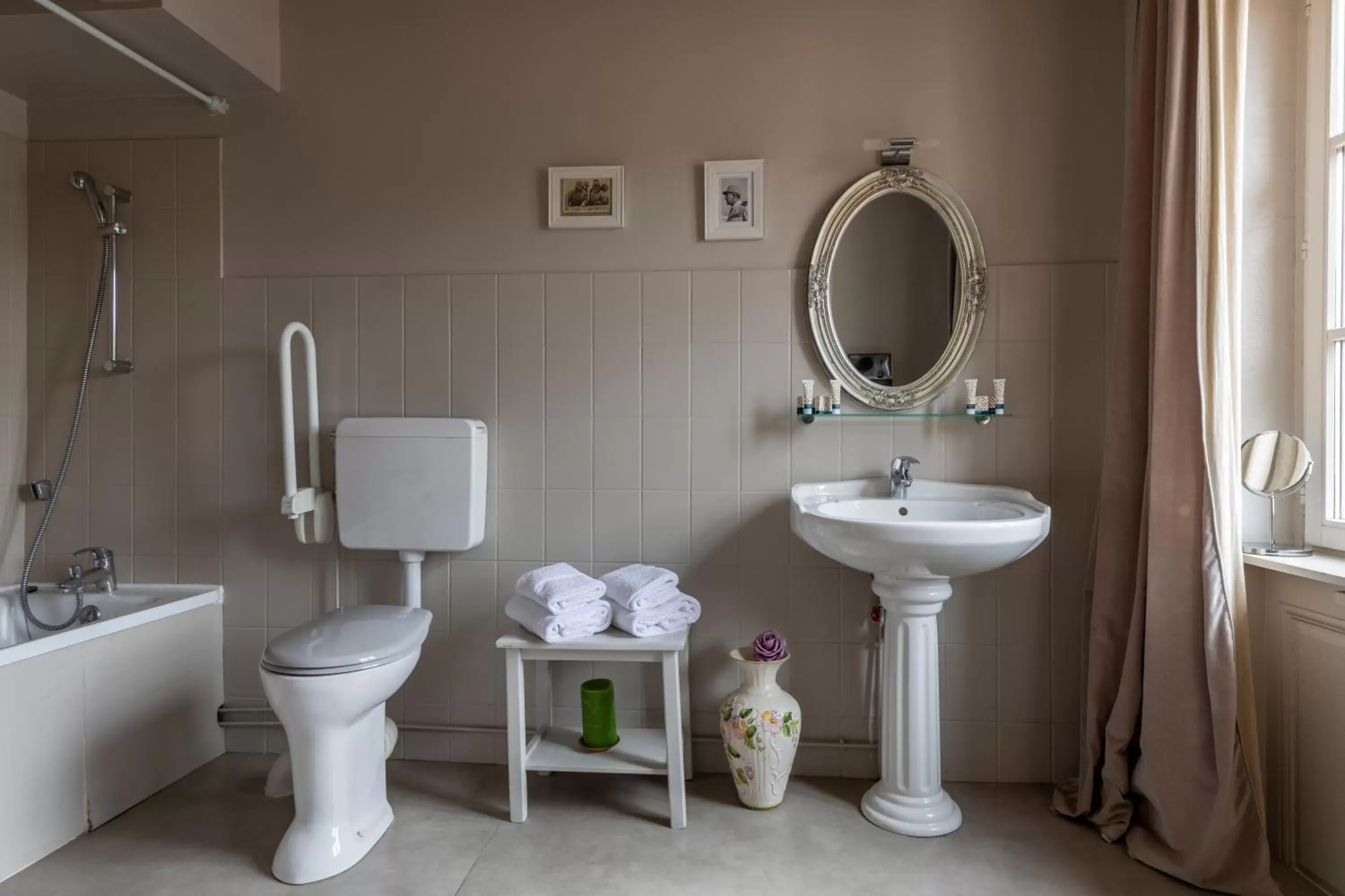 Bathroom in The Originals City, Hôtel de la Balance, Montbéliard