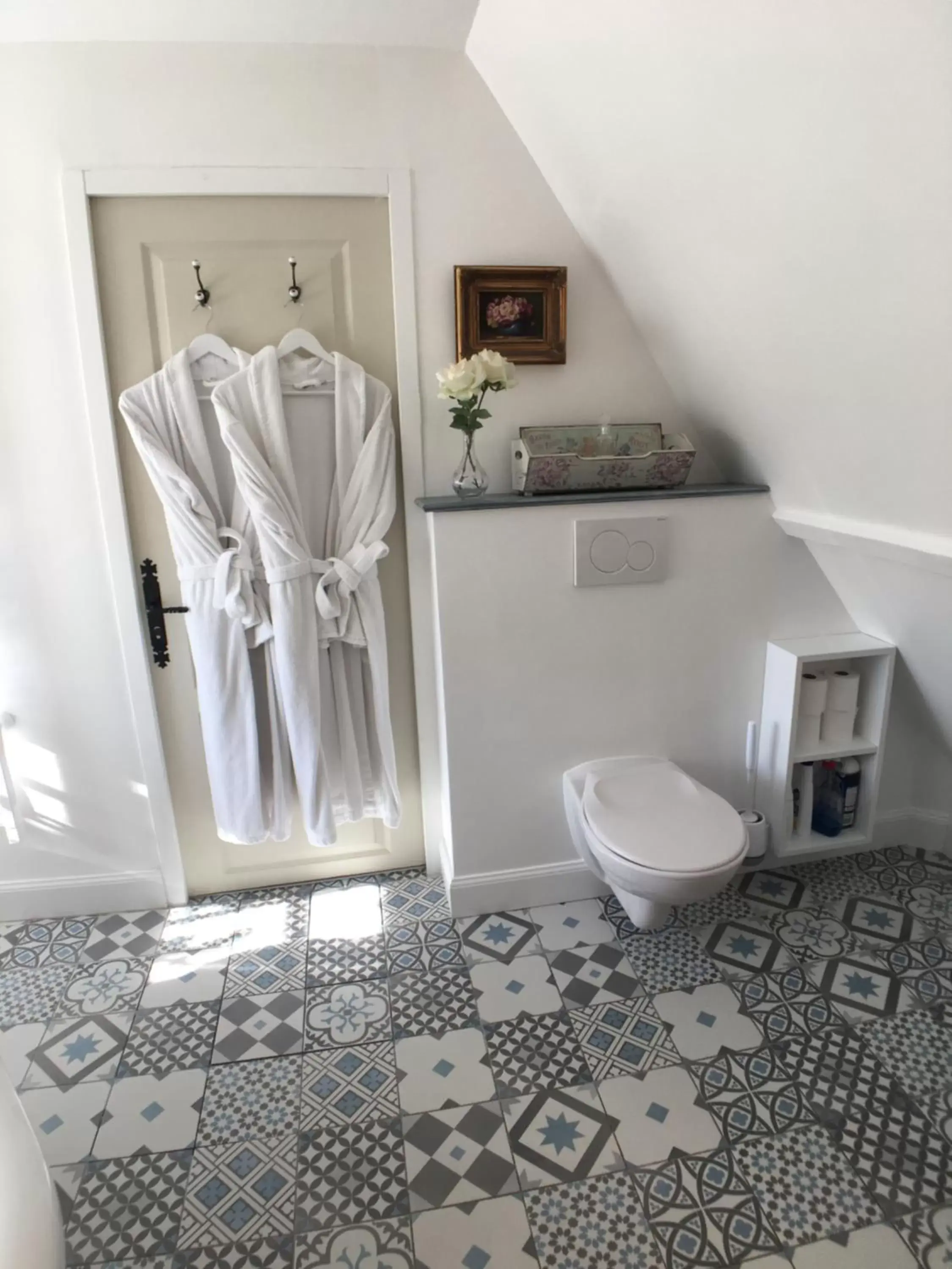 Toilet, Bathroom in La Romance et la Romanesque