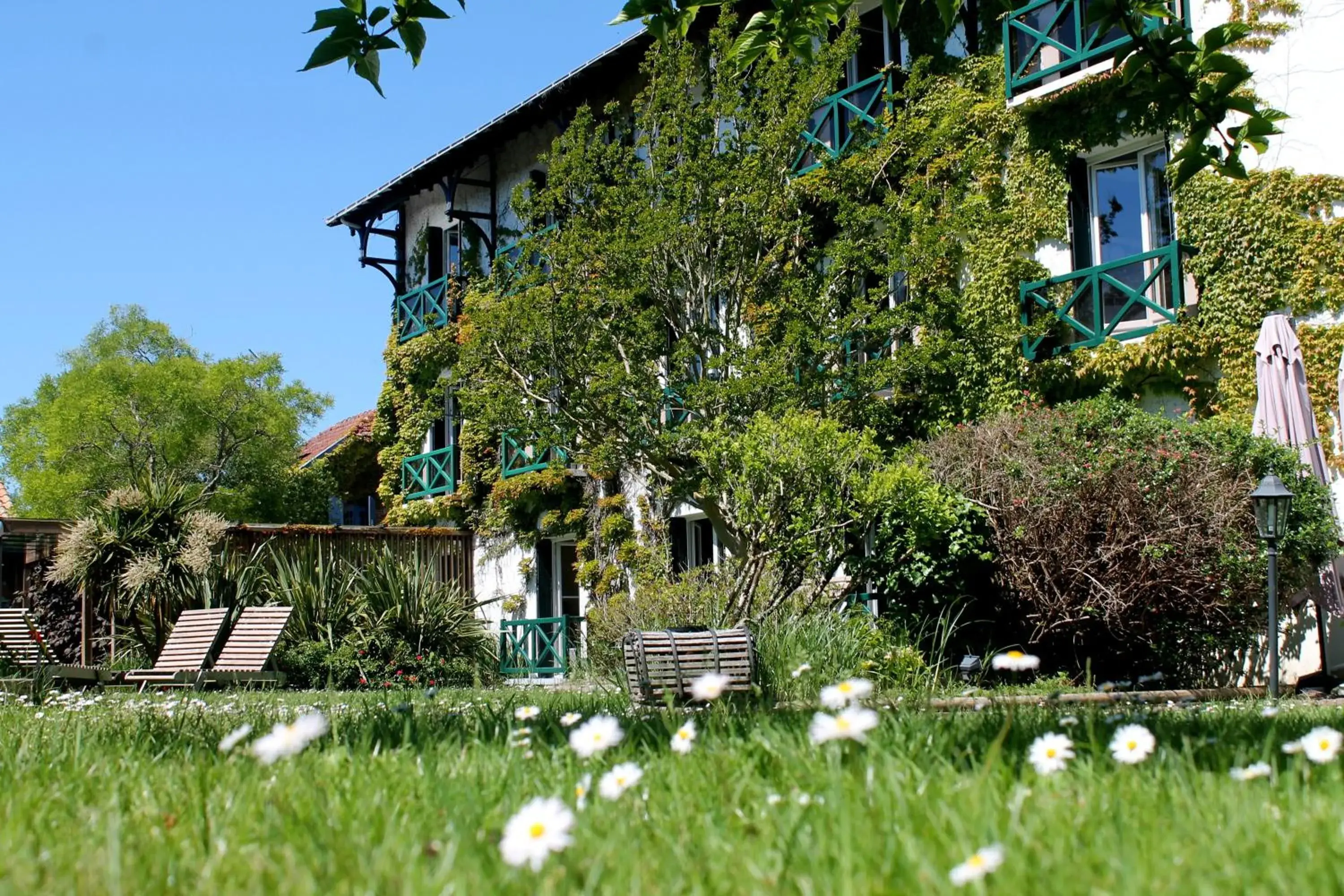 Facade/entrance, Garden in Hotel Saint Paul