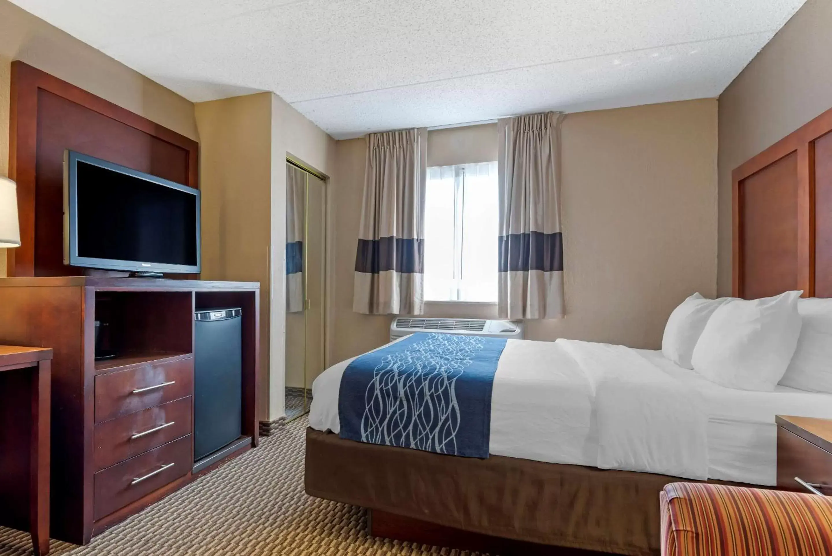 Photo of the whole room, Bed in Comfort Inn University