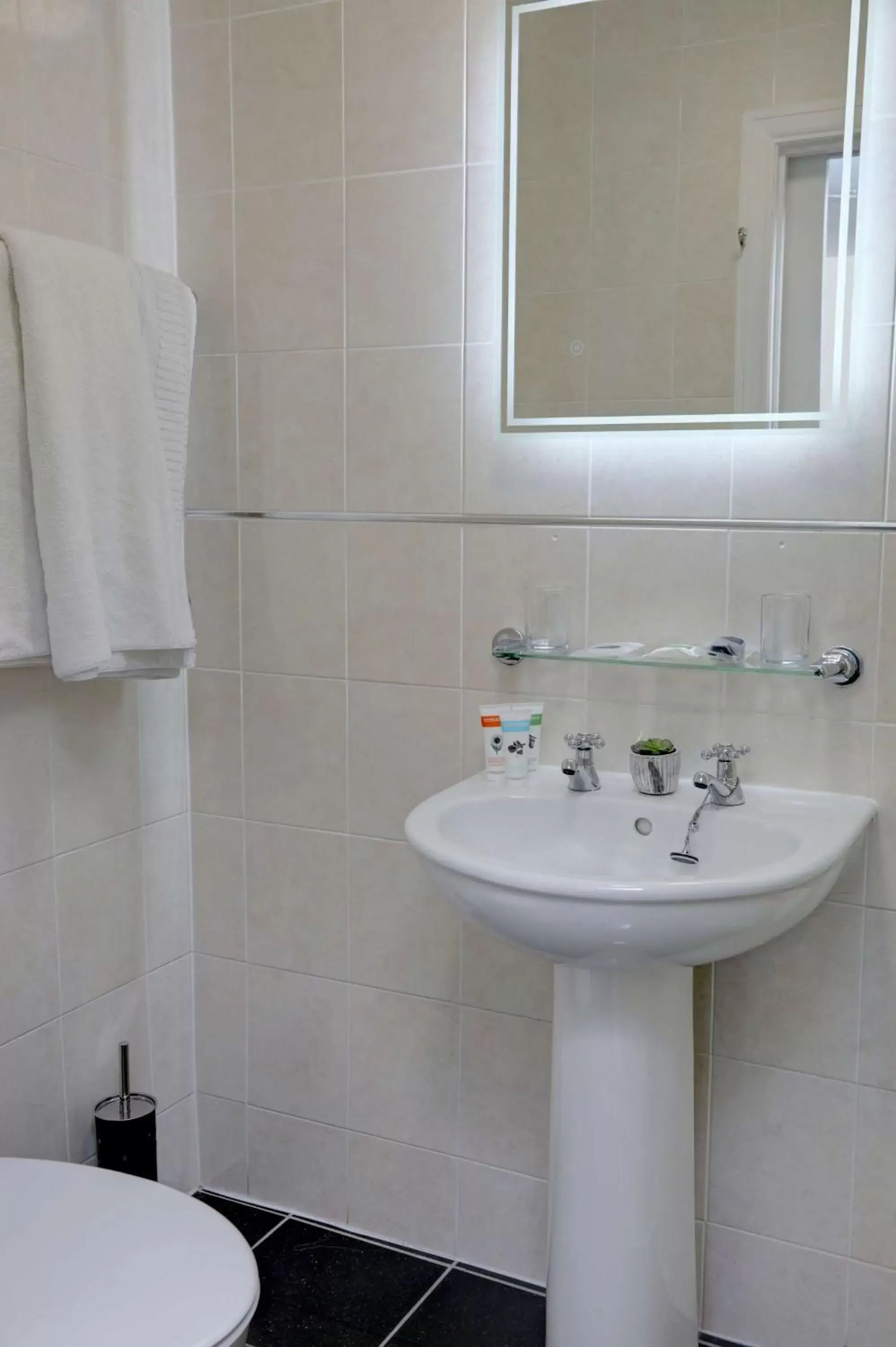 Bathroom in Best Western Bolholt Country Park Hotel Bathroom in Best Western Bolholt Country Park Hotel