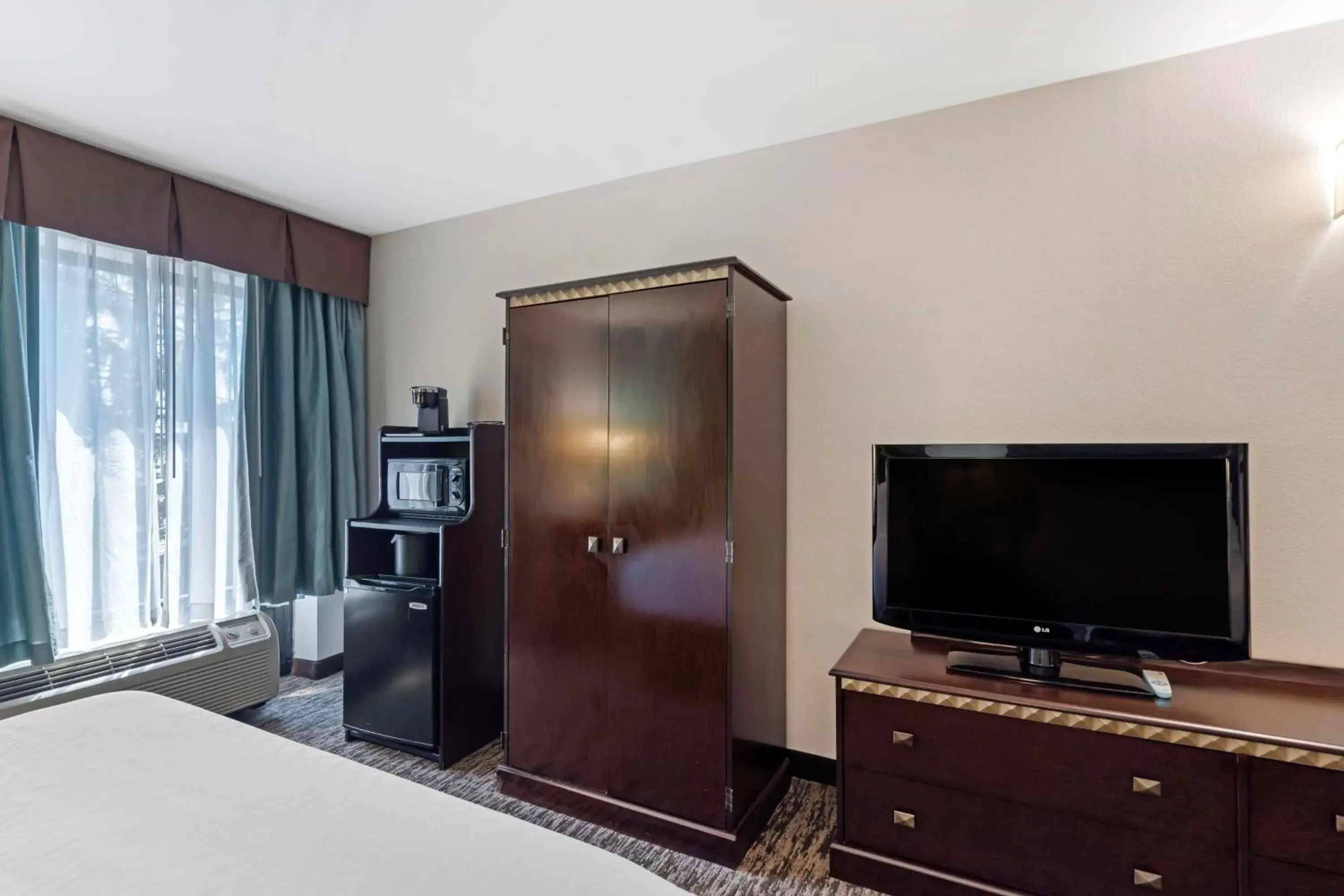 Bedroom, TV/Entertainment Center in Best Western Plus Chicagoland - Countryside
