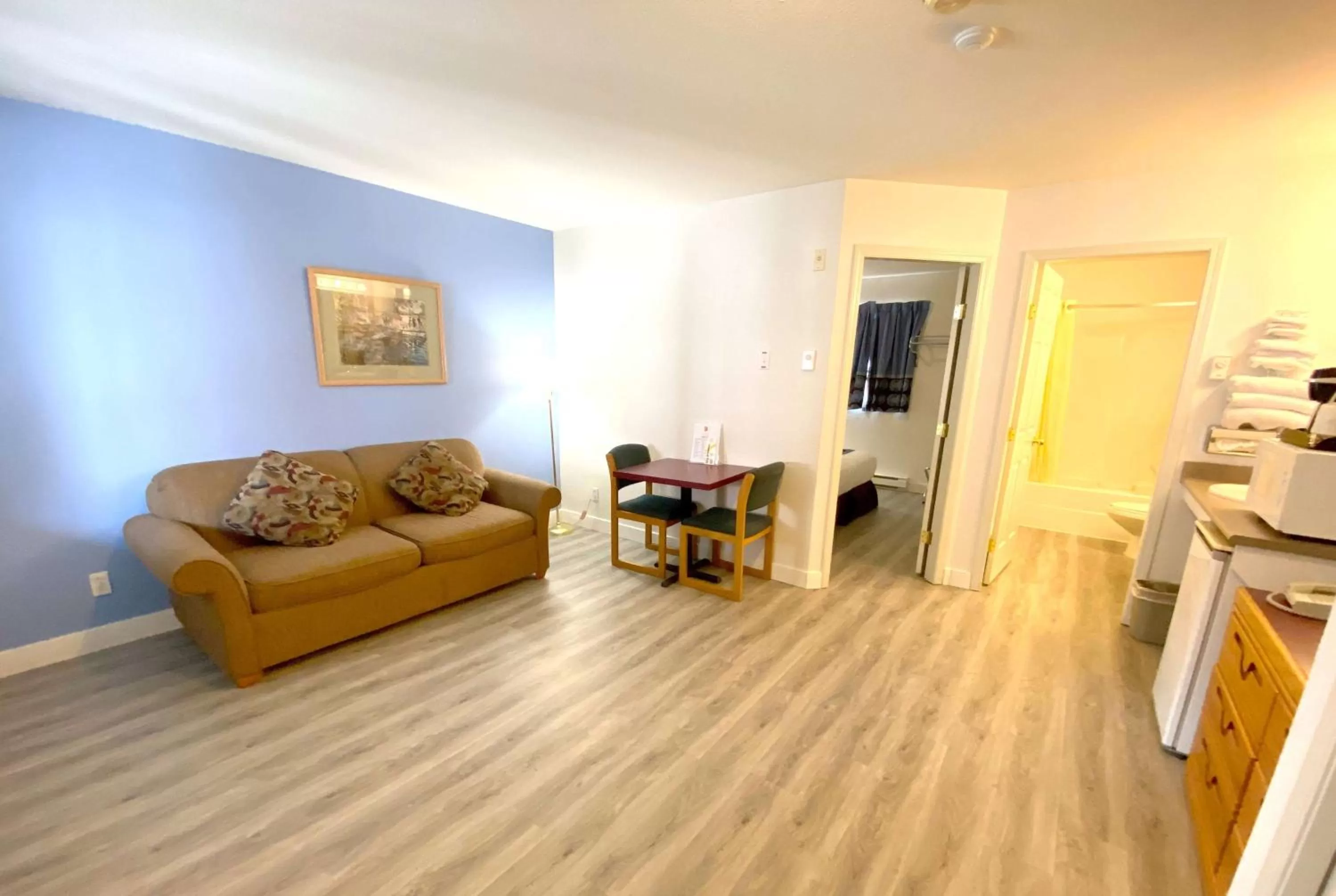 Photo of the whole room in Super 8 by Wyndham Sicamous