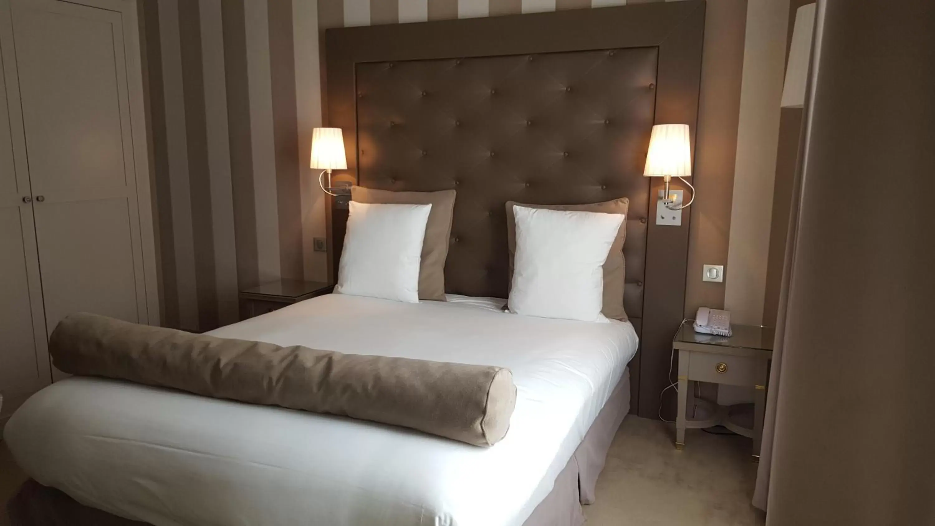Bed in Hotel Saint Cyr Etoile