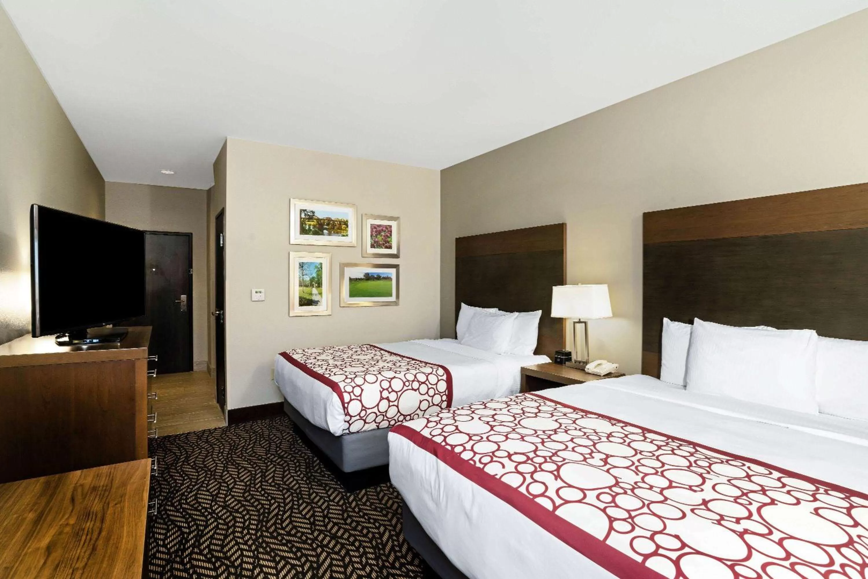 Photo of the whole room, Bed in La Quinta by Wyndham Tuscaloosa McFarland