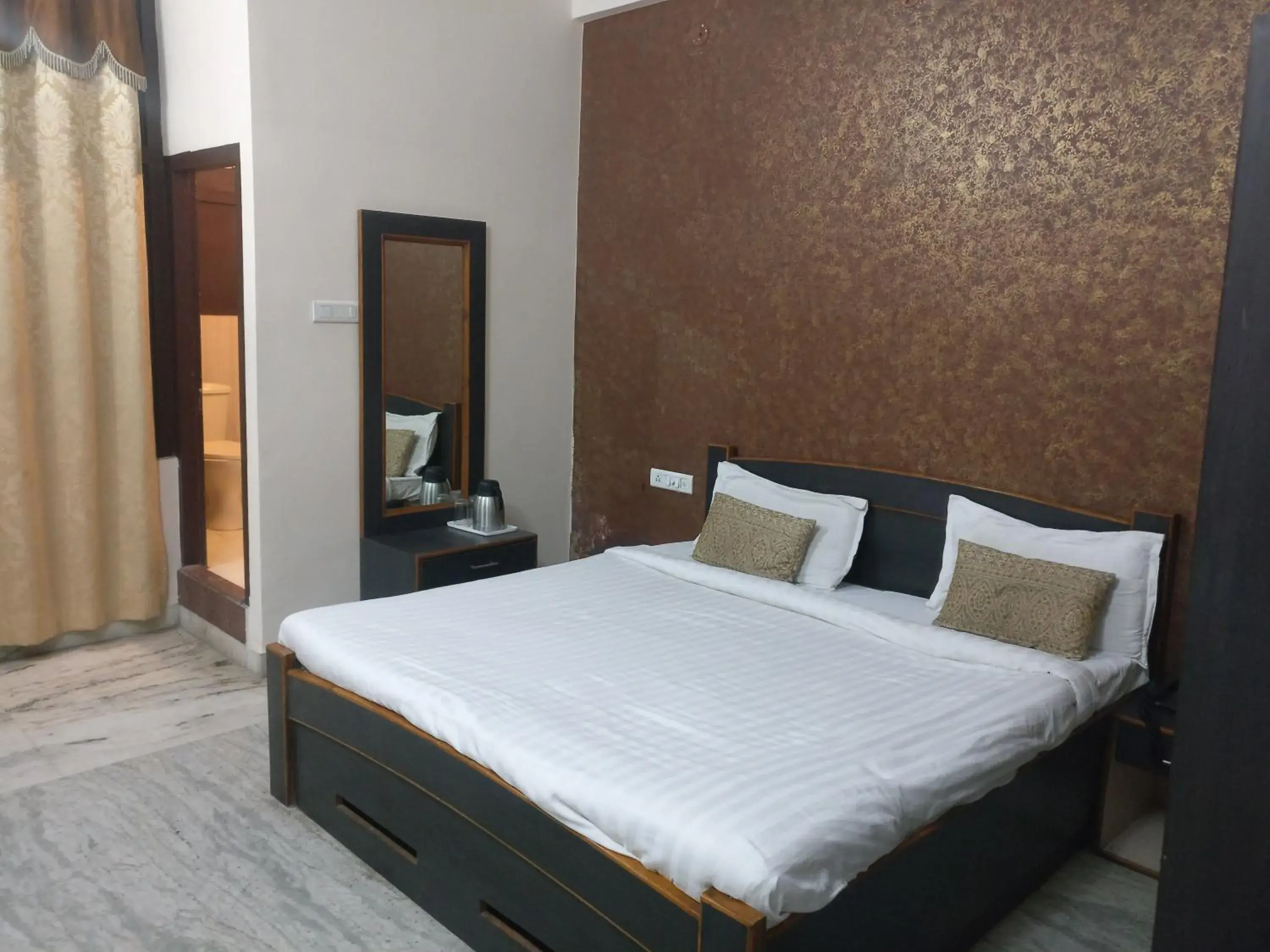 Bedroom, Bed in Hotel Savi Regency