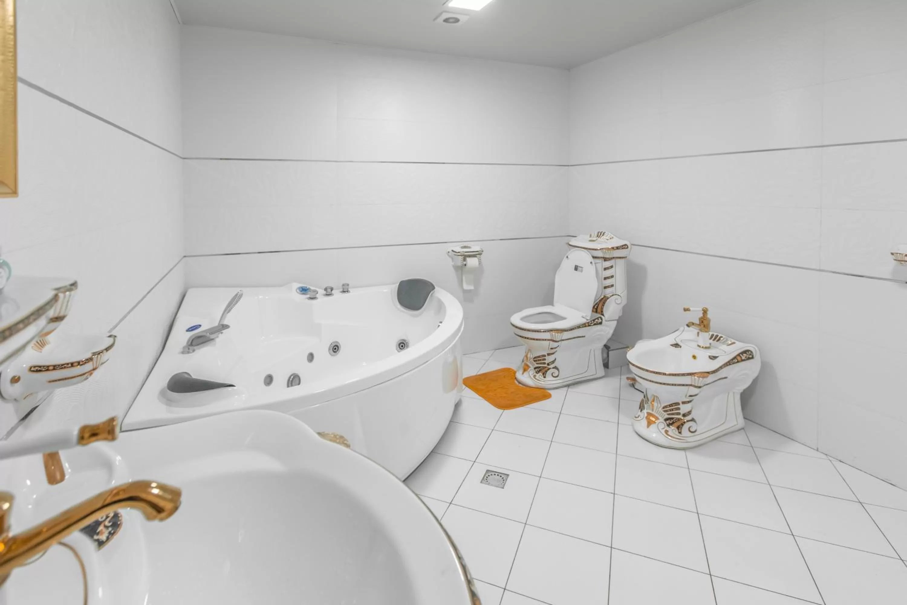 Bathroom in OydinPlaza Hotel