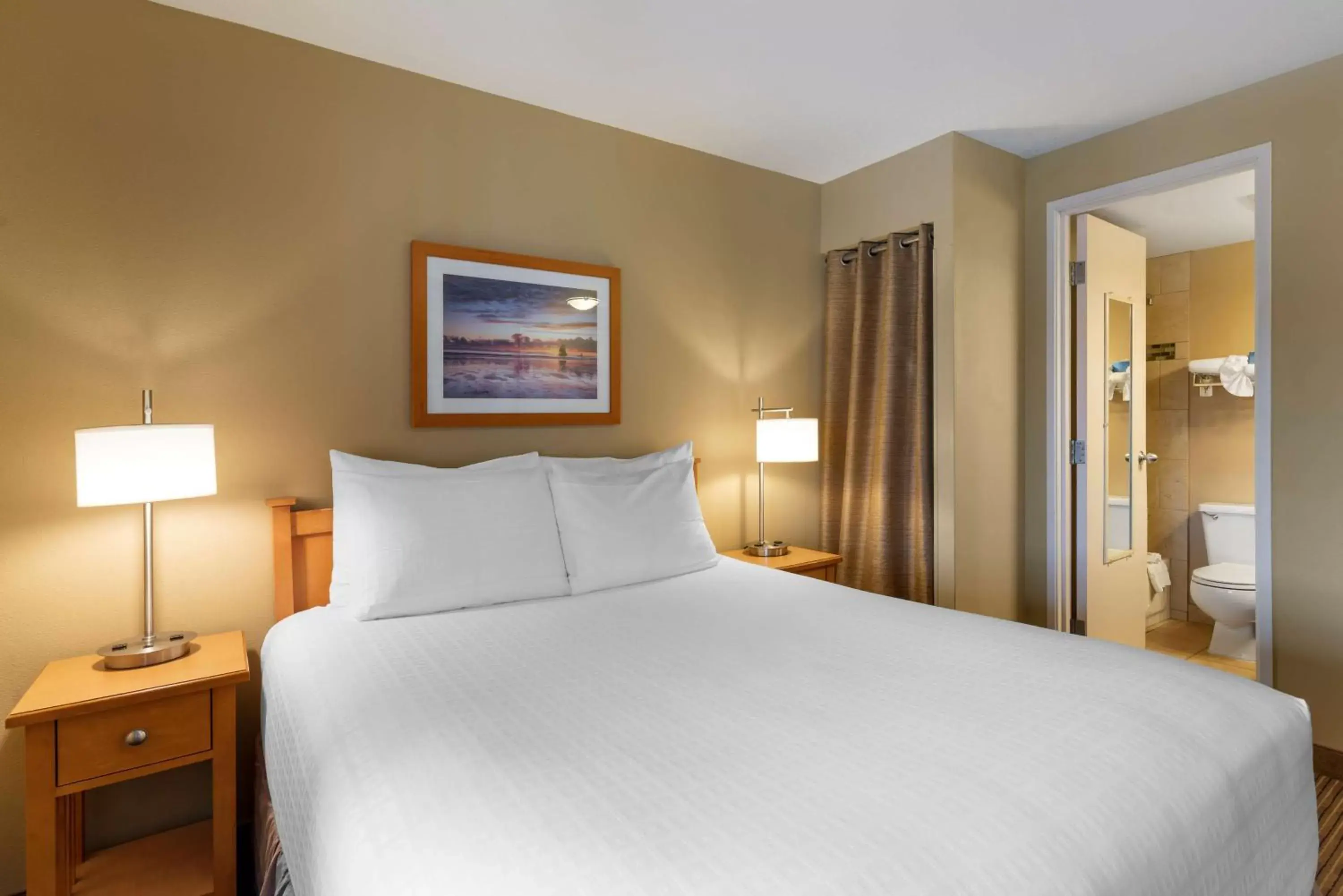 Bedroom, Bed in Best Western Plus Ocean View Resort