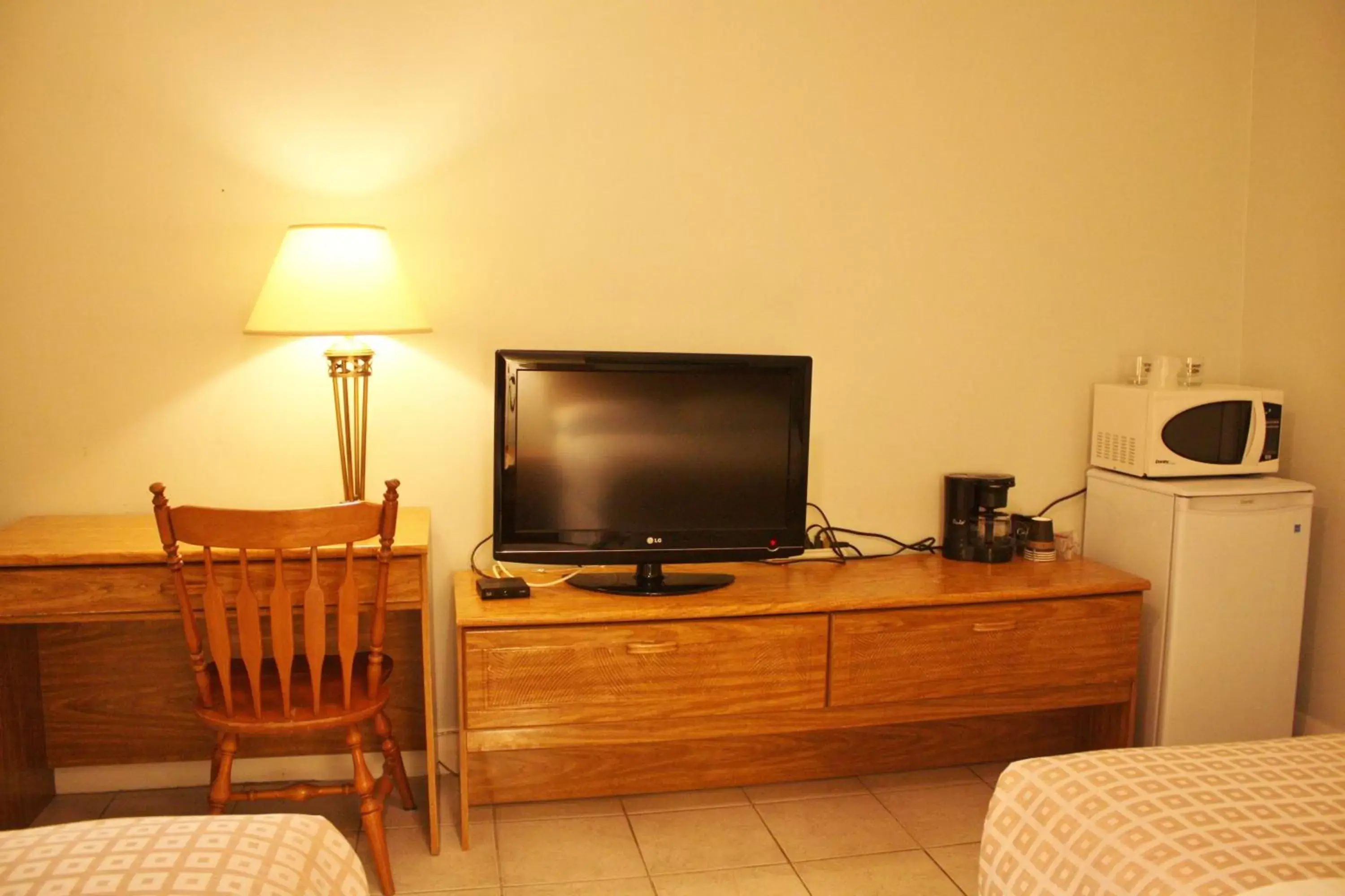 TV and multimedia, TV/Entertainment Center in Tulip Motel