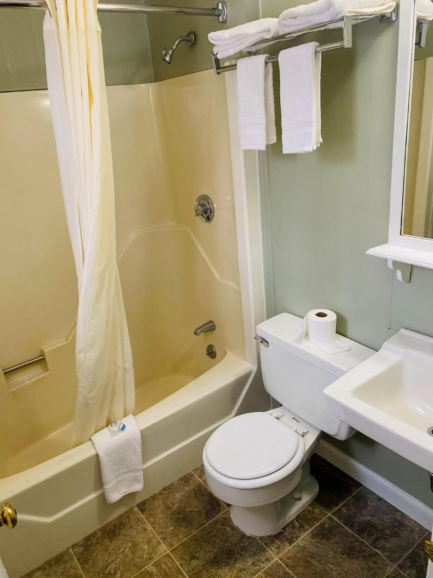 King Room - Non-Smoking in Travelodge by Wyndham Lincoln Near White Mountain