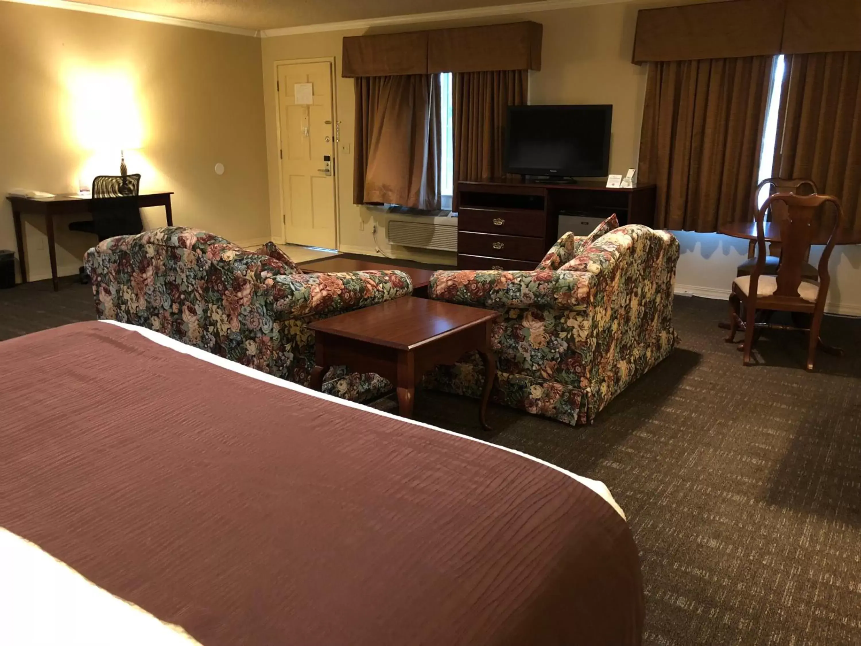TV and multimedia, Seating Area in Best Western Lakewood