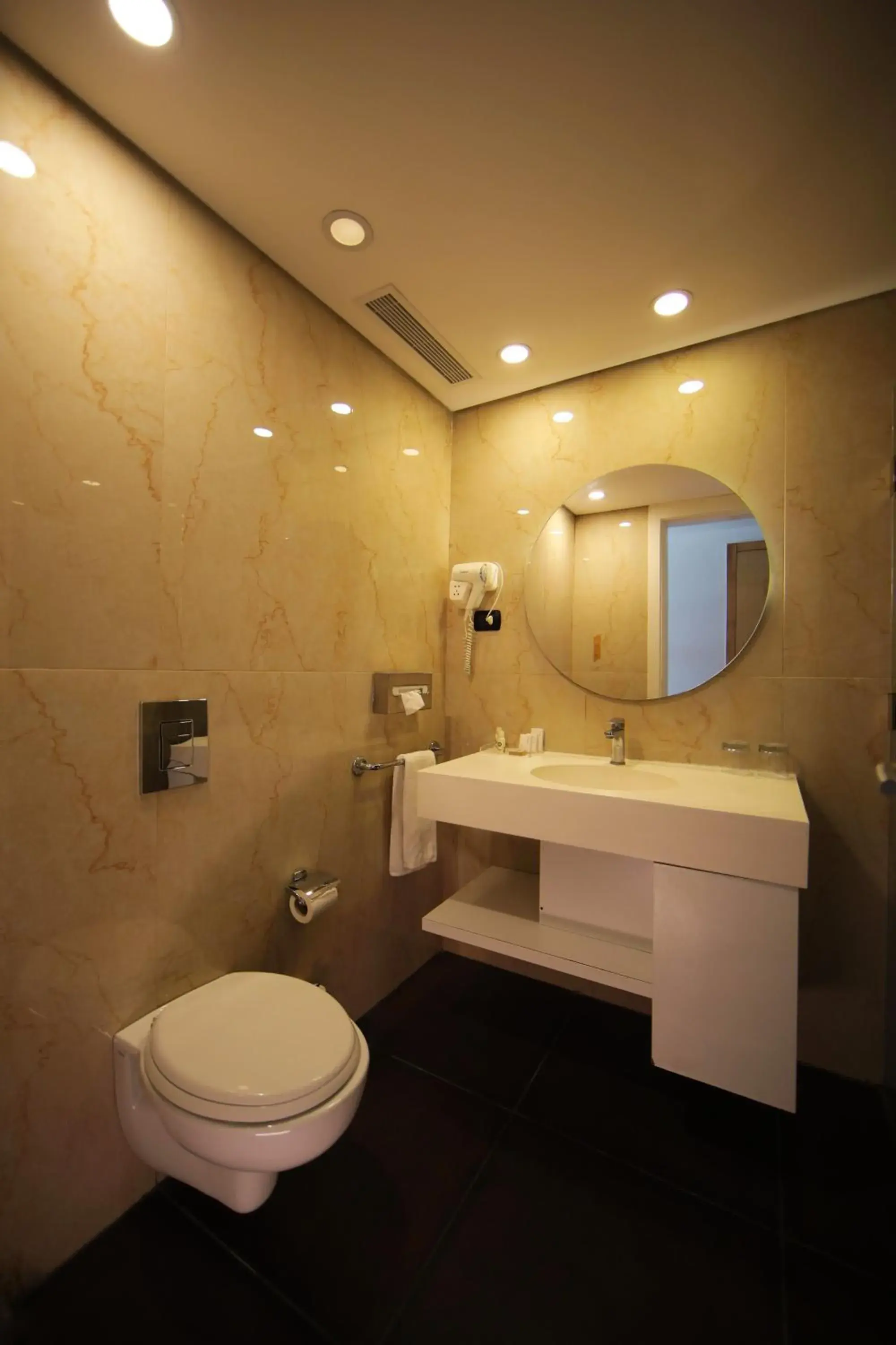 Bathroom in Riviera Hotel and Beach Lounge, Beirut