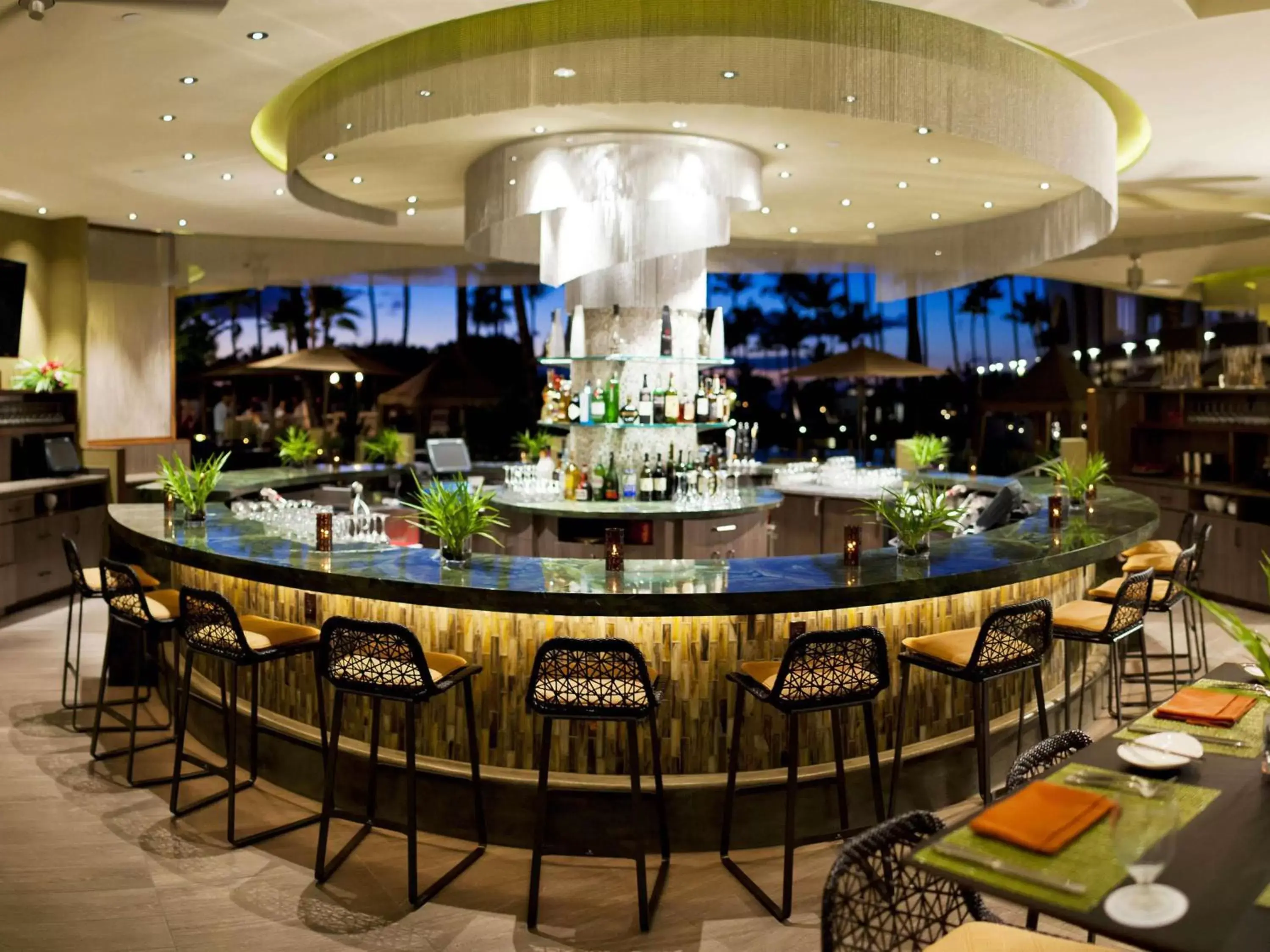 Lounge or bar in Fairmont Kea Lani, Maui