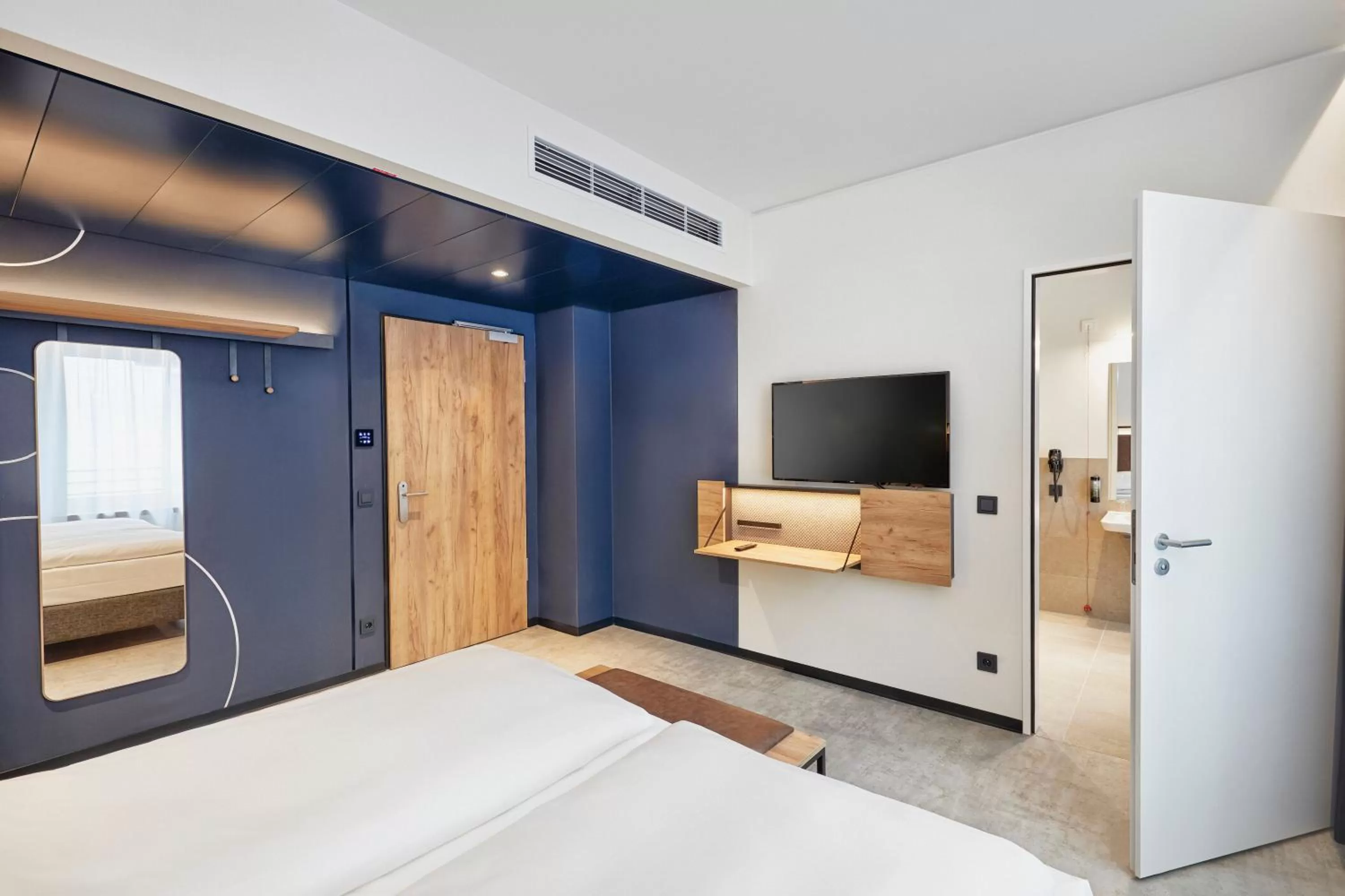 Facility for disabled guests, Bed in H2 Hotel Düsseldorf City