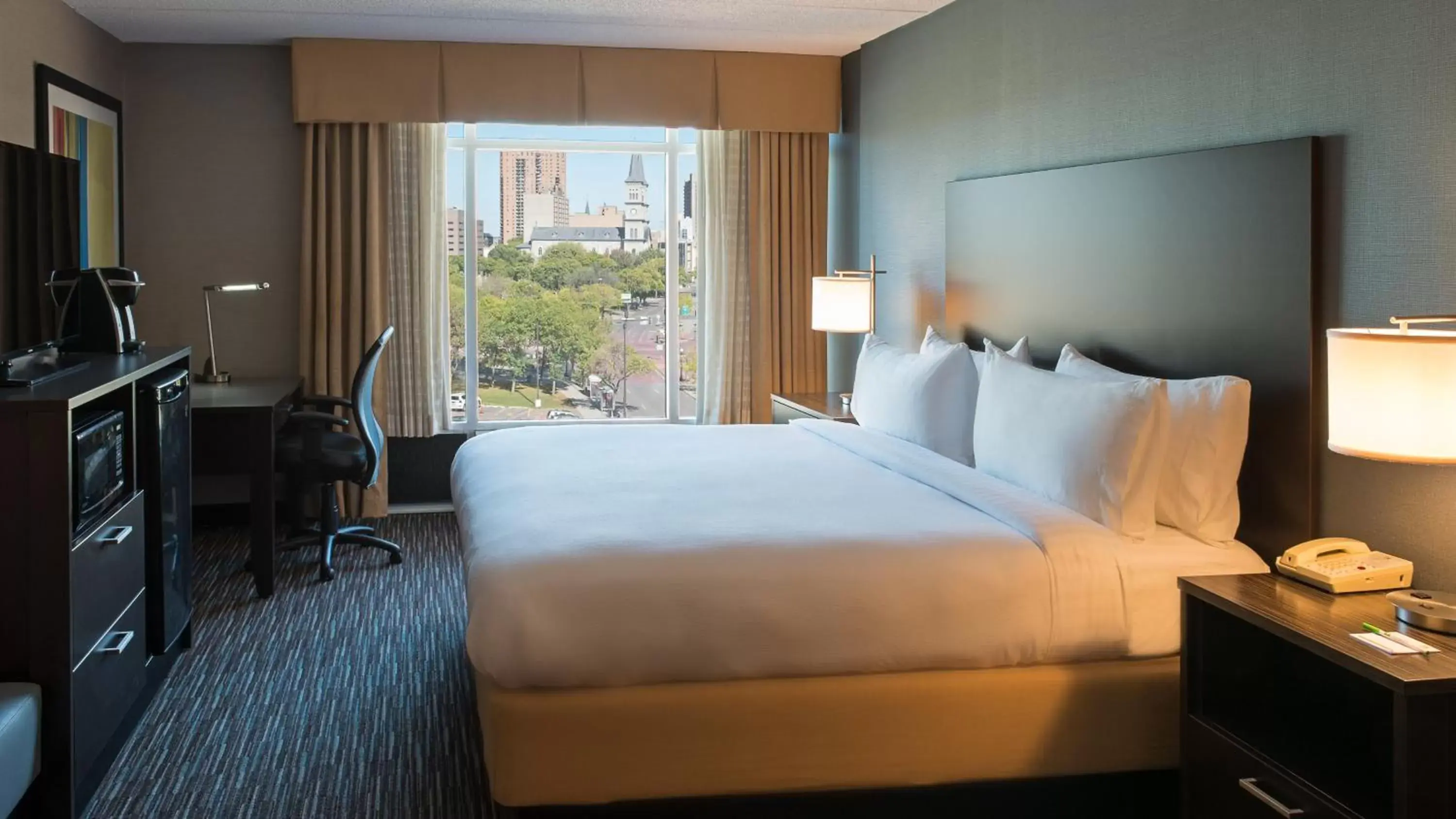 Photo of the whole room, Bed in Holiday Inn St. Paul Downtown, an IHG Hotel