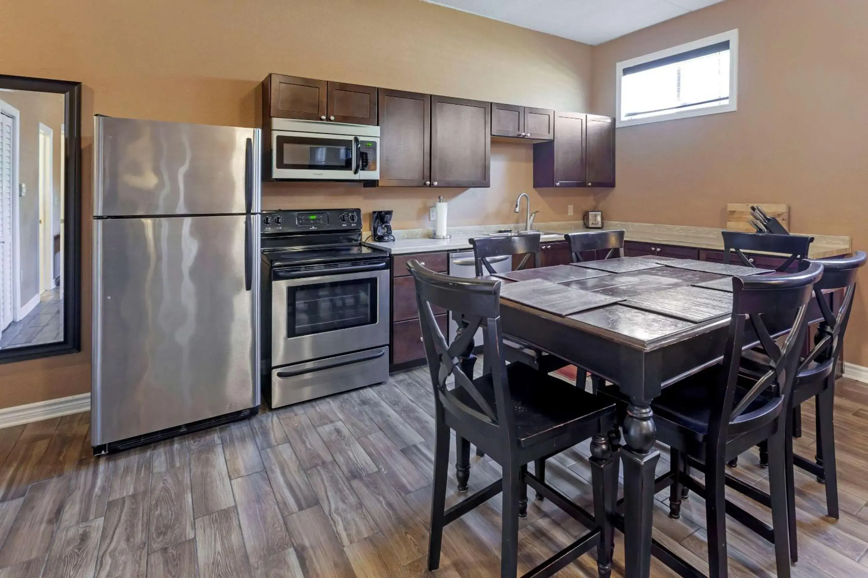 Photo of the whole room, Kitchen/Kitchenette in Comfort Inn & Suites Thousand Islands Harbour District