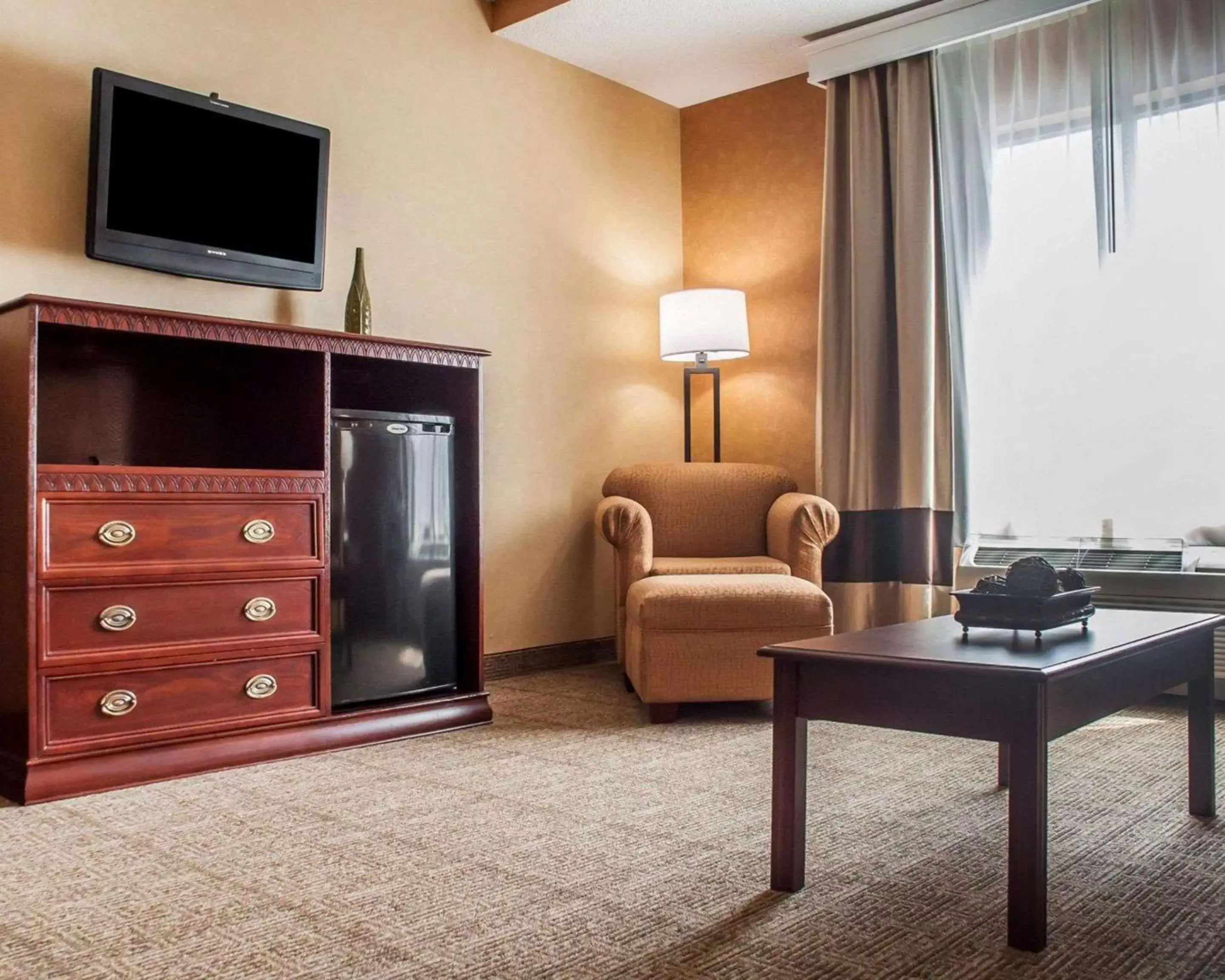 Photo of the whole room, TV/Entertainment Center in Quality Inn Near Walden Galleria Mall