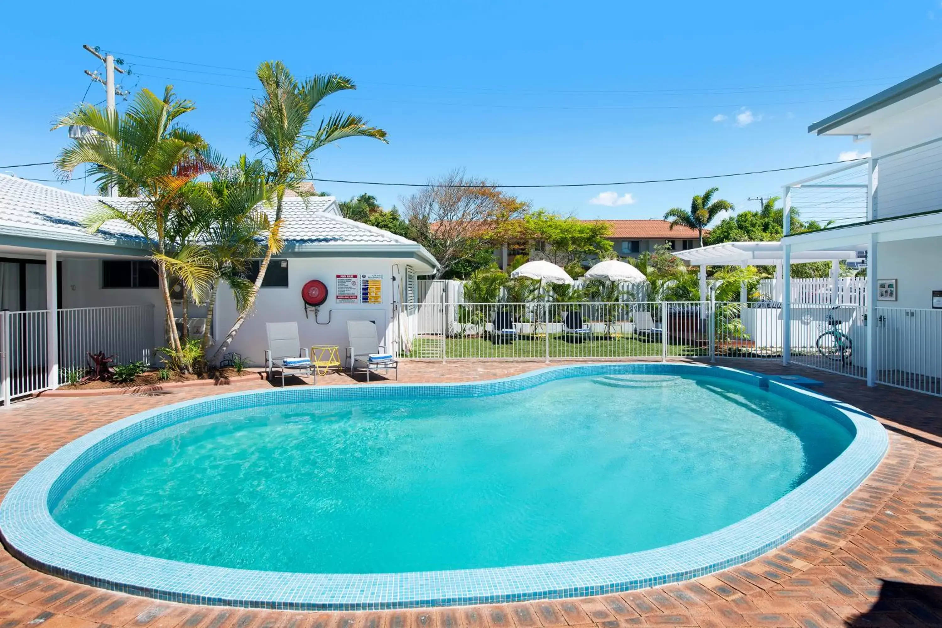 Shower, Swimming Pool in Blue Heron Boutique Motel