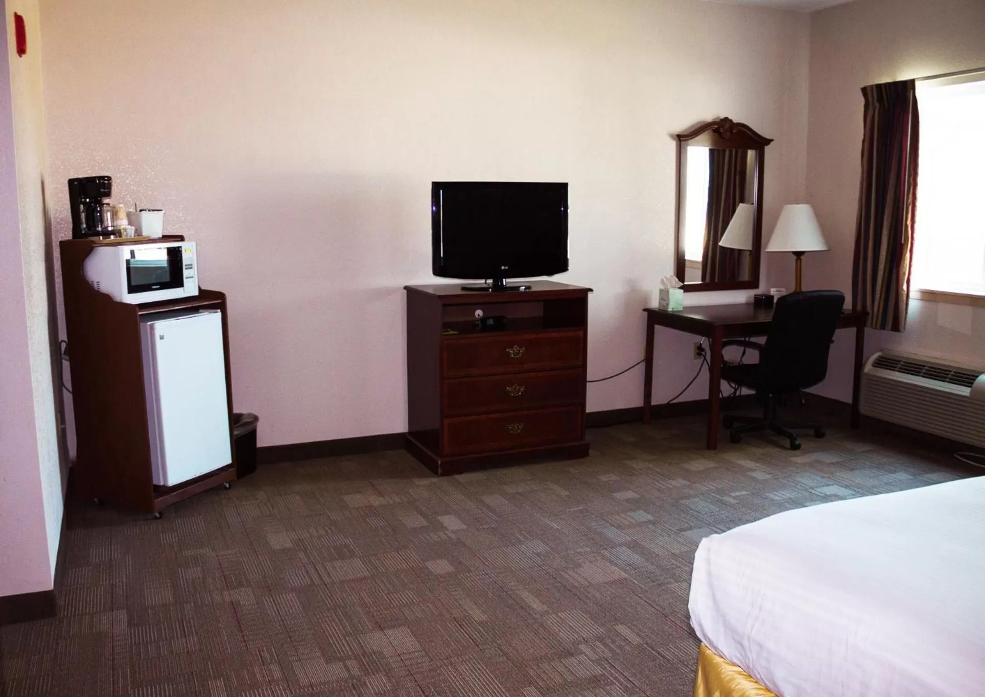 TV and multimedia in Americas Best Value Inn-Fredonia