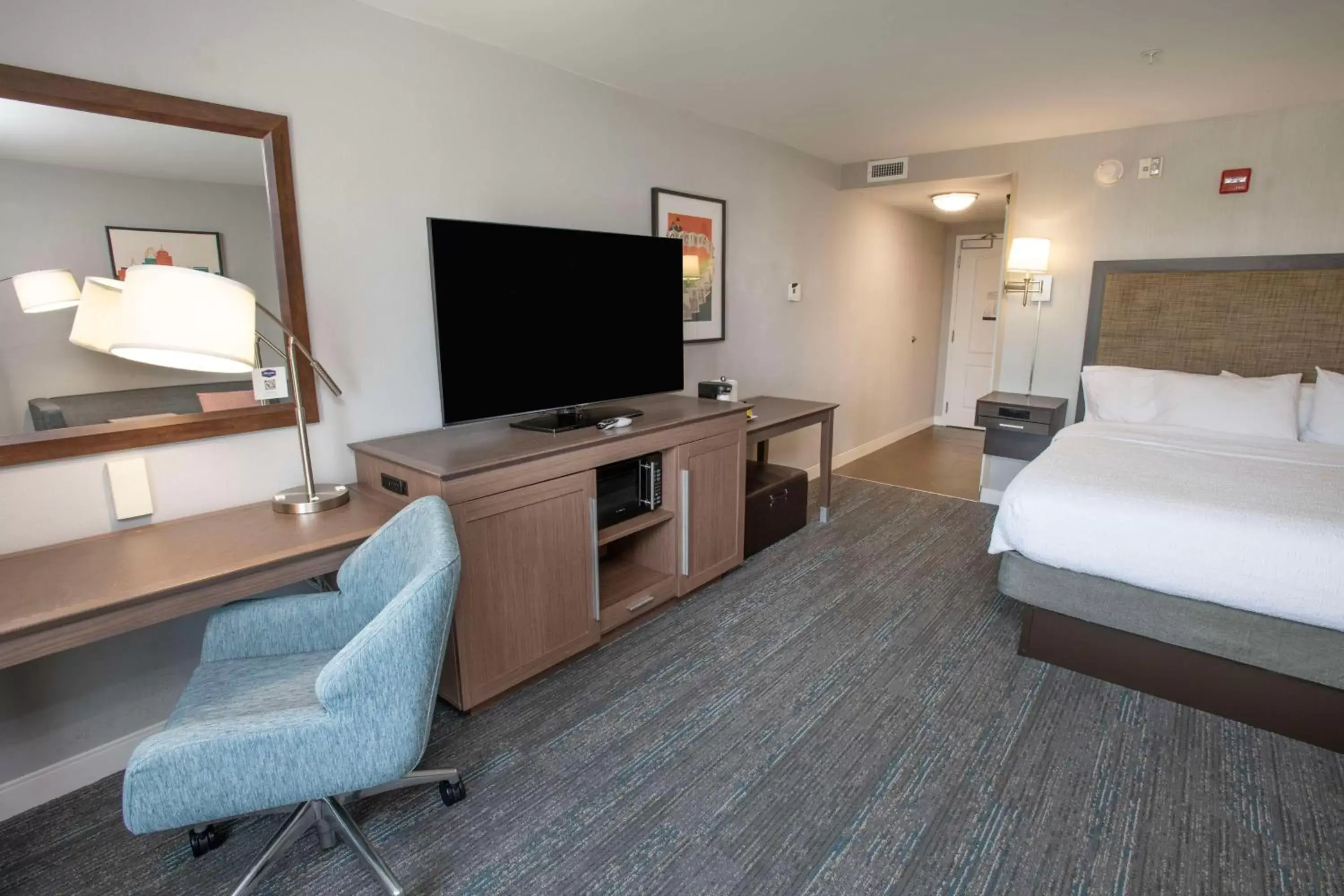 Bedroom, TV/Entertainment Center in Hampton Inn & Suites - Cincinnati/Kenwood, OH