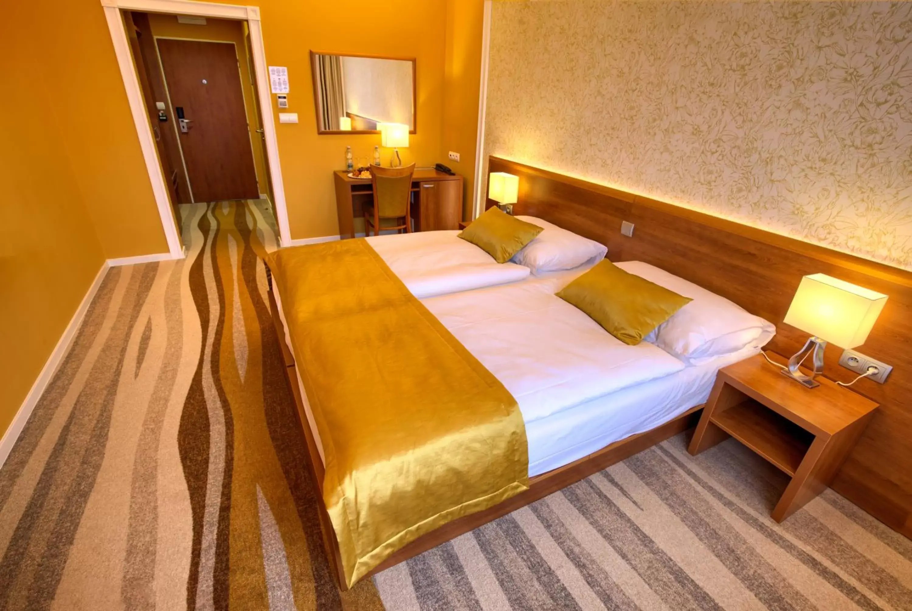 Photo of the whole room, Bed in Avanti Hotel