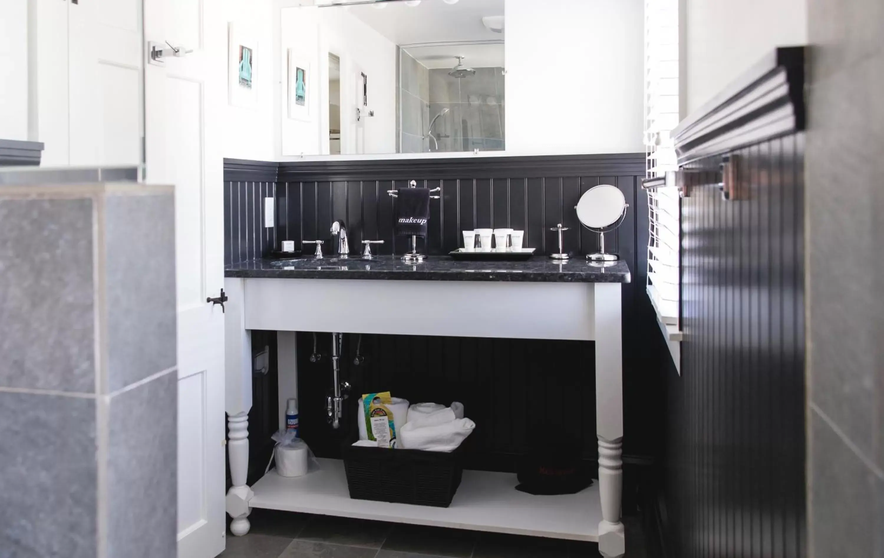 Bathroom, Kitchen/Kitchenette in The Platinum Pebble Boutique Inn - Adults Only Property