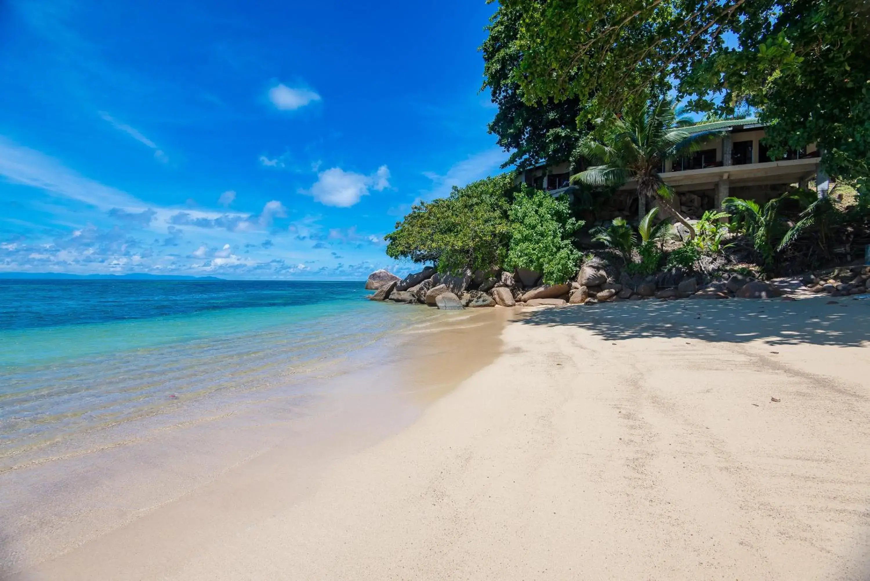 Beach in Coco de Mer and Black Parrot Suites