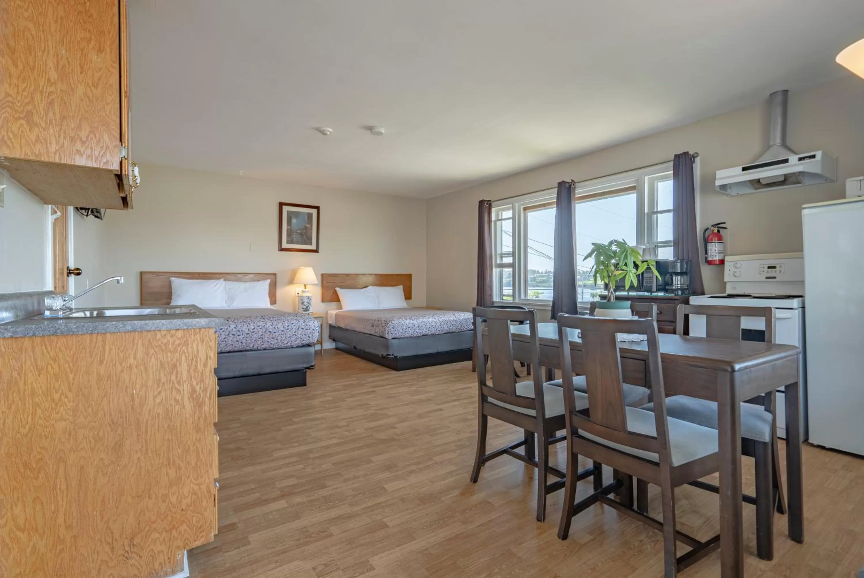 Living room, Bed in Novastar Motel On The Lake