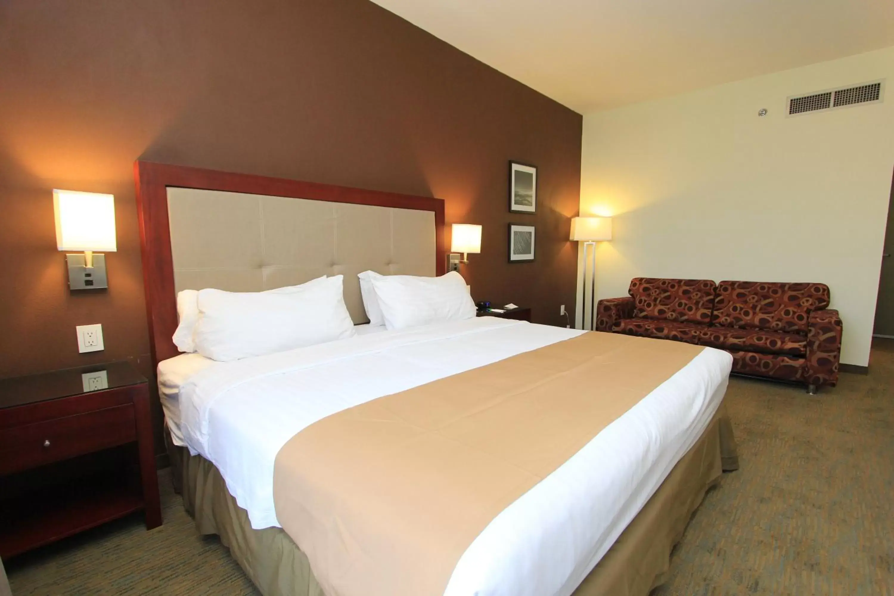 Photo of the whole room, Bed in Holiday Inn Leon, an IHG Hotel