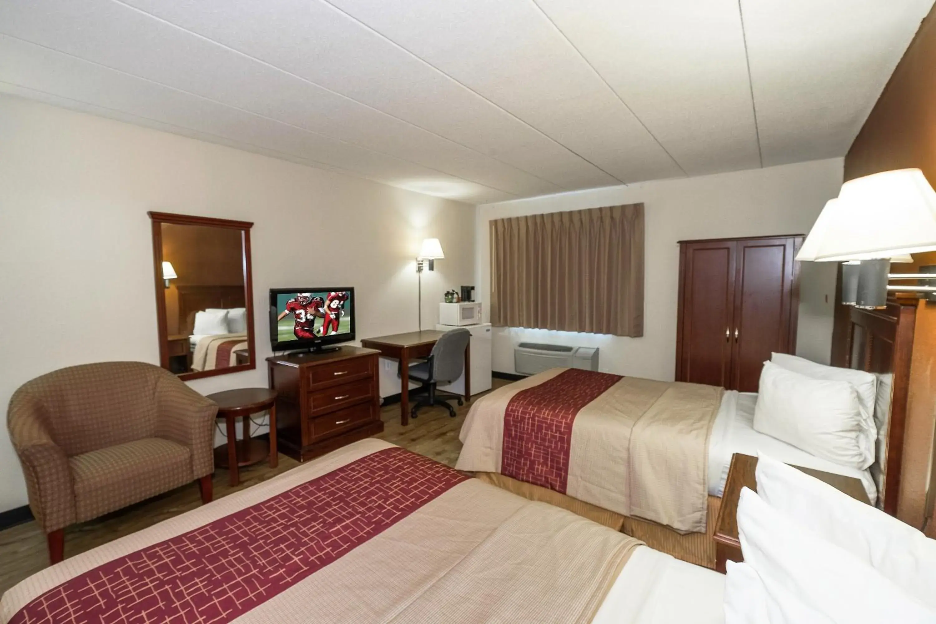 Photo of the whole room, Bed in Red Roof Inn Hartford - Vernon