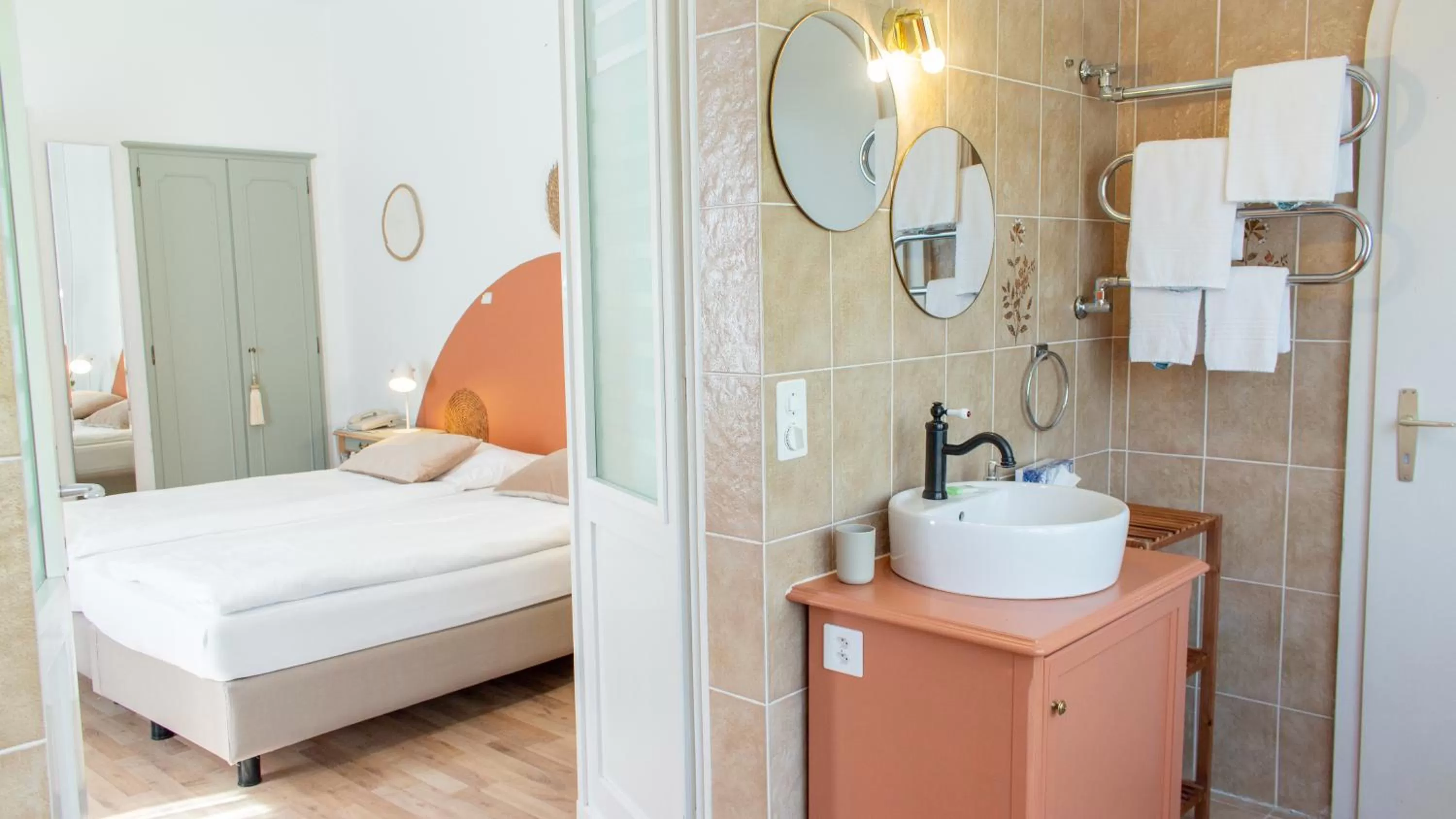 Bathroom, Bed in Easy Stay by Hotel La Perla