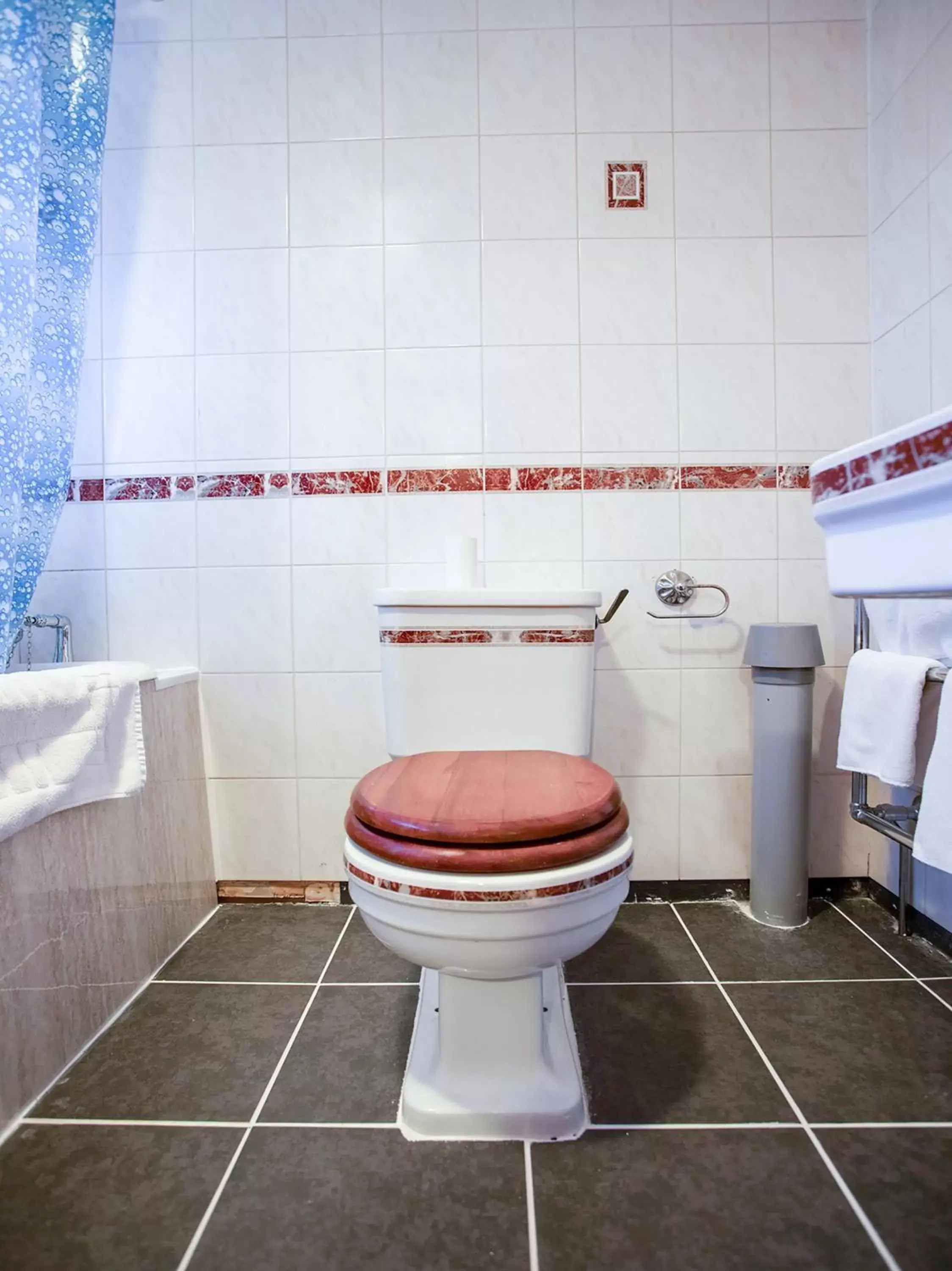 Bathroom in OYO The Rowers Hotel, Dunston Gateshead