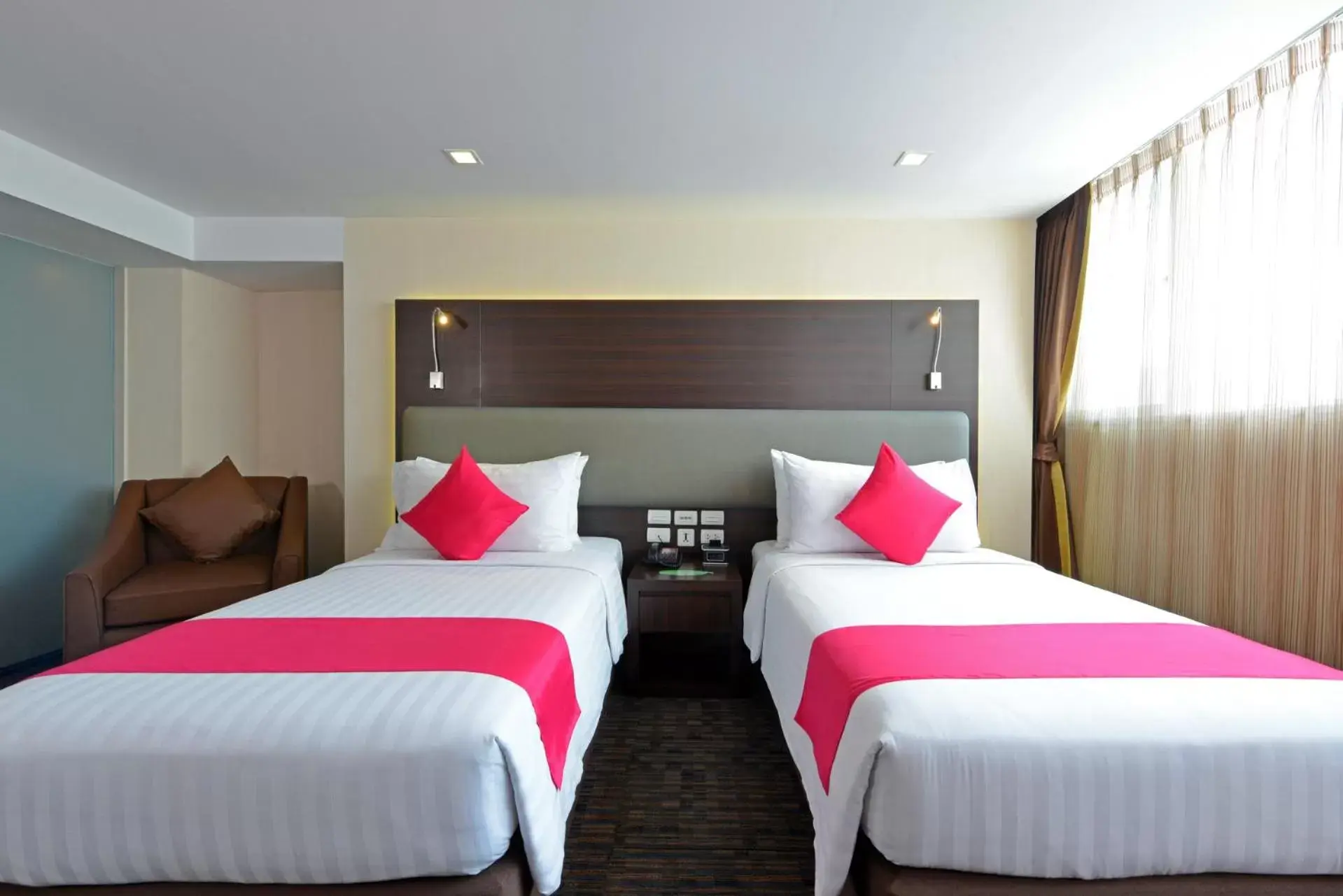 Bedroom, Bed in Hotel Royal Bangkok@Chinatown