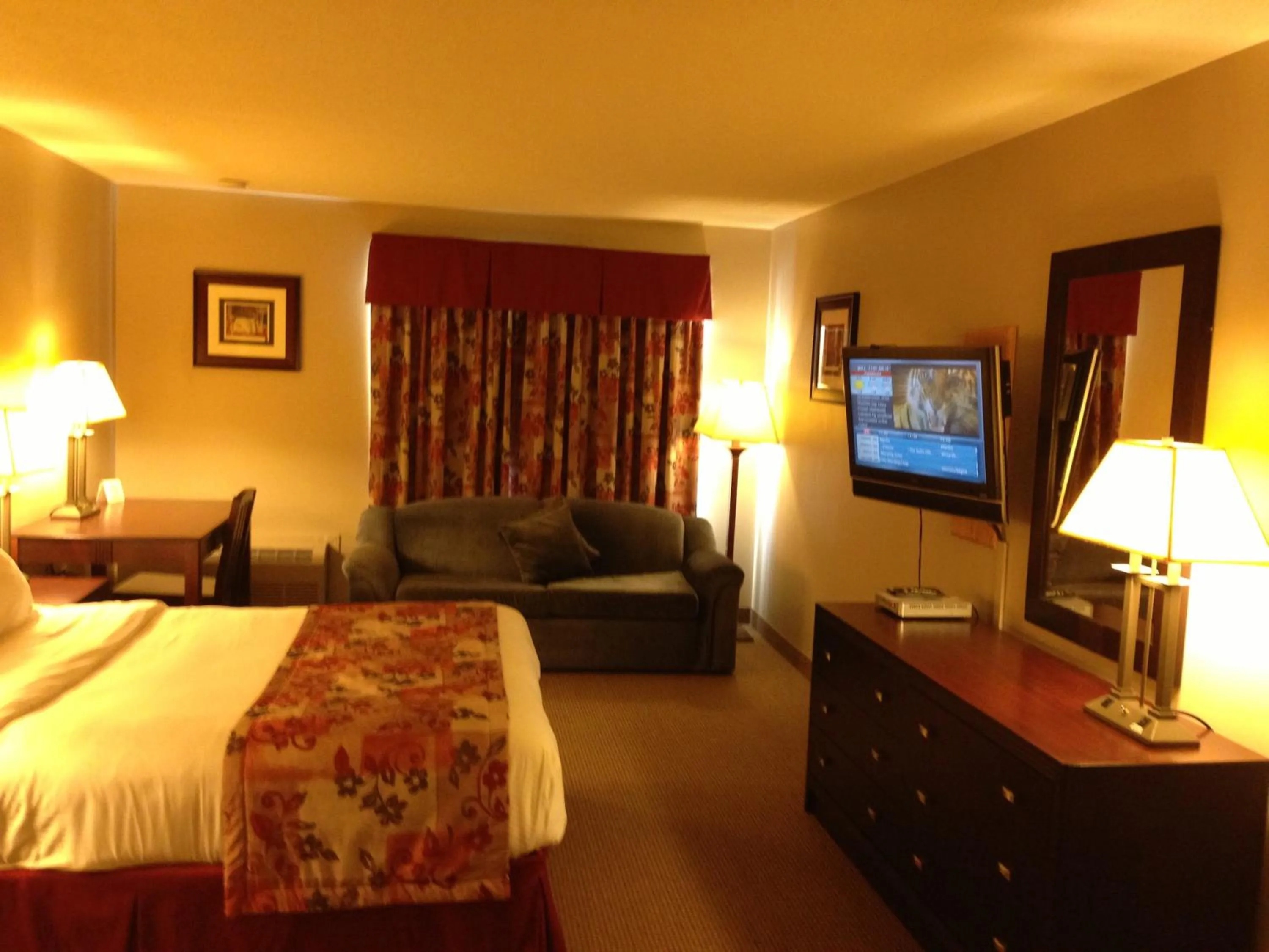 Photo of the whole room, Bed in Petawawa River Inn & Suites