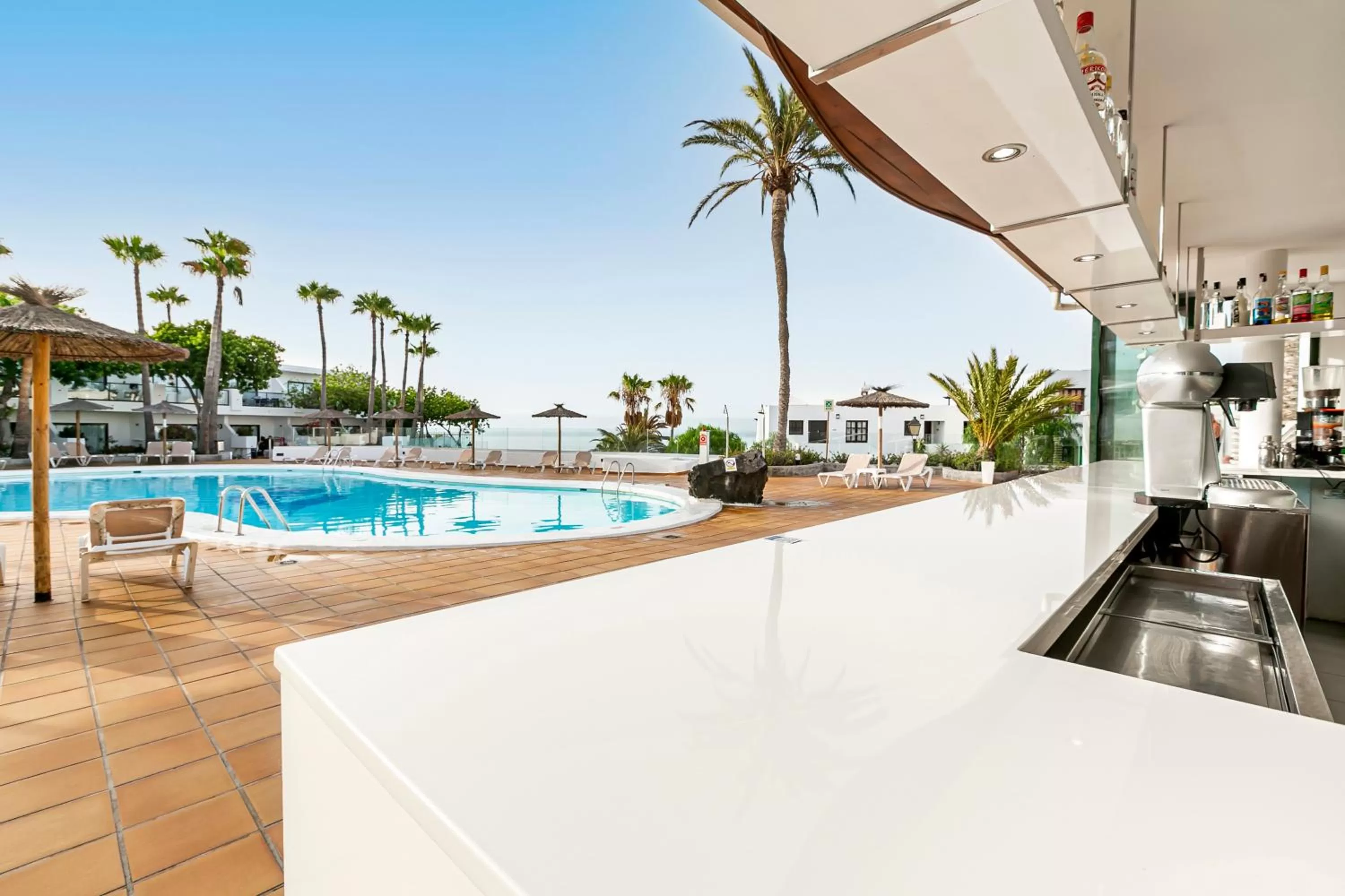 Swimming pool in Hotel THB Flora