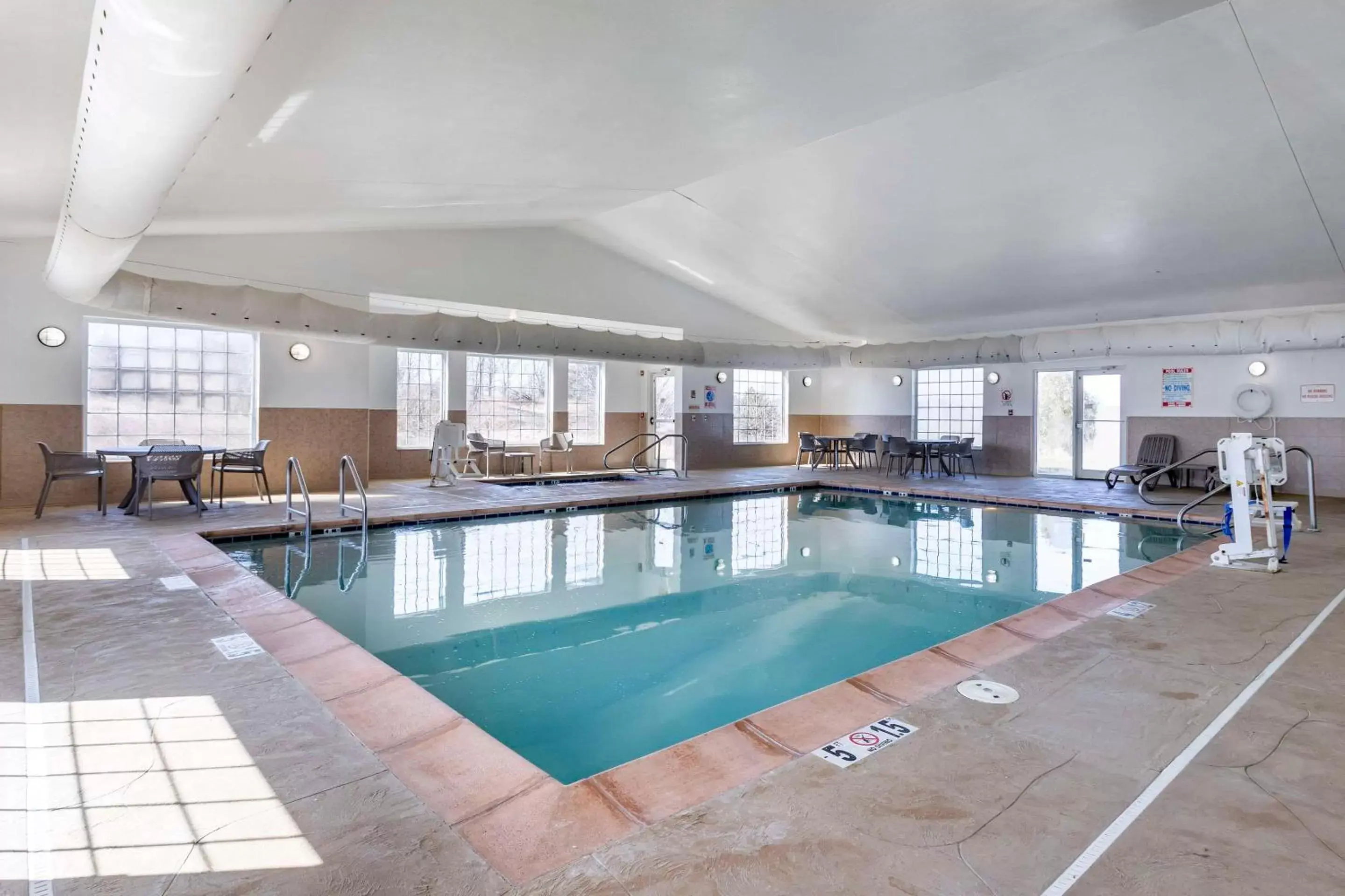 Swimming Pool in Sleep Inn & Suites Pleasant Hill - Des Moines