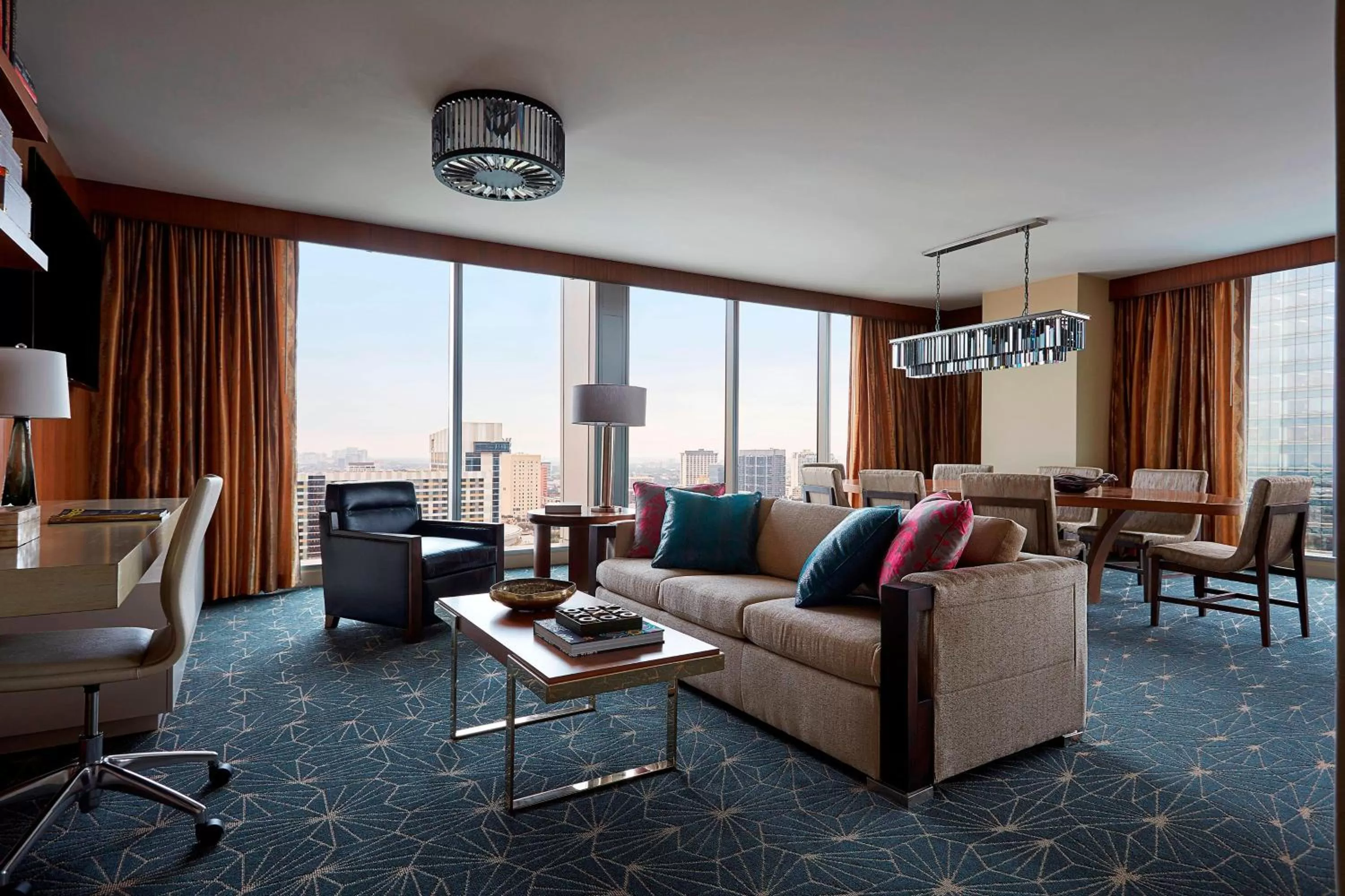 Living room in Marriott Marquis Houston