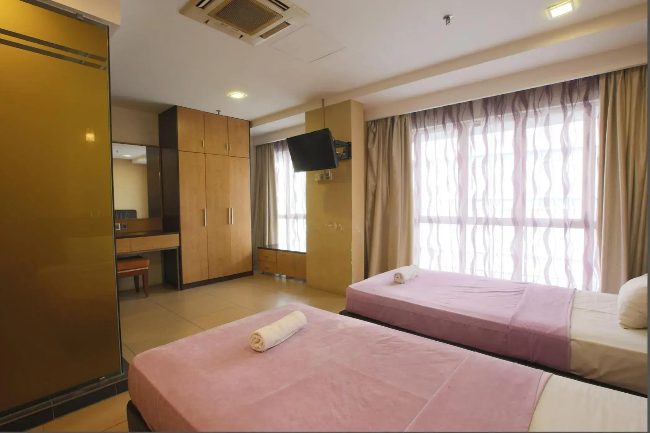 Bedroom, TV/Entertainment Center in Sun Inns Hotel Jalan Tar