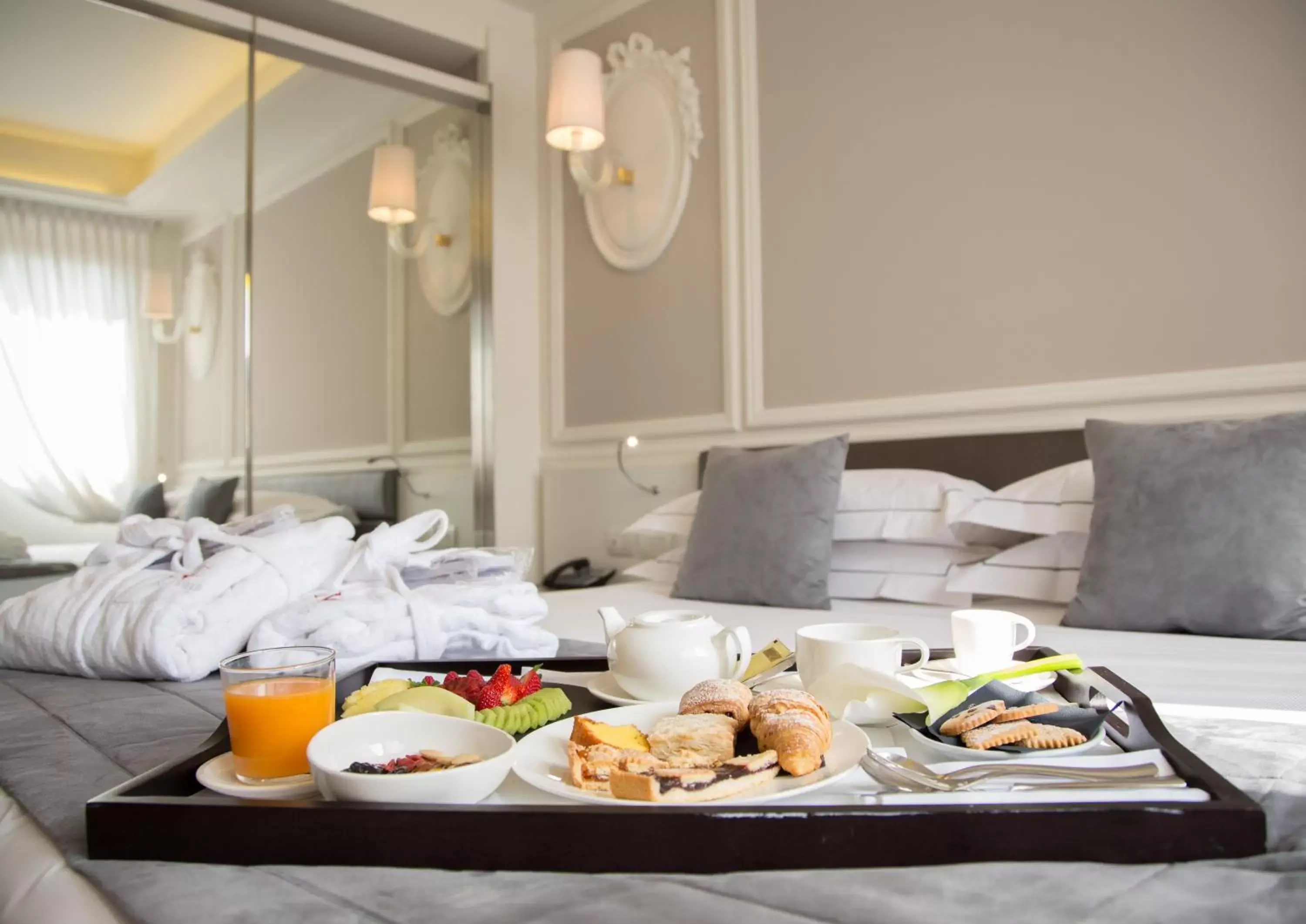 Photo of the whole room, Bed in Grande Albergo Roma