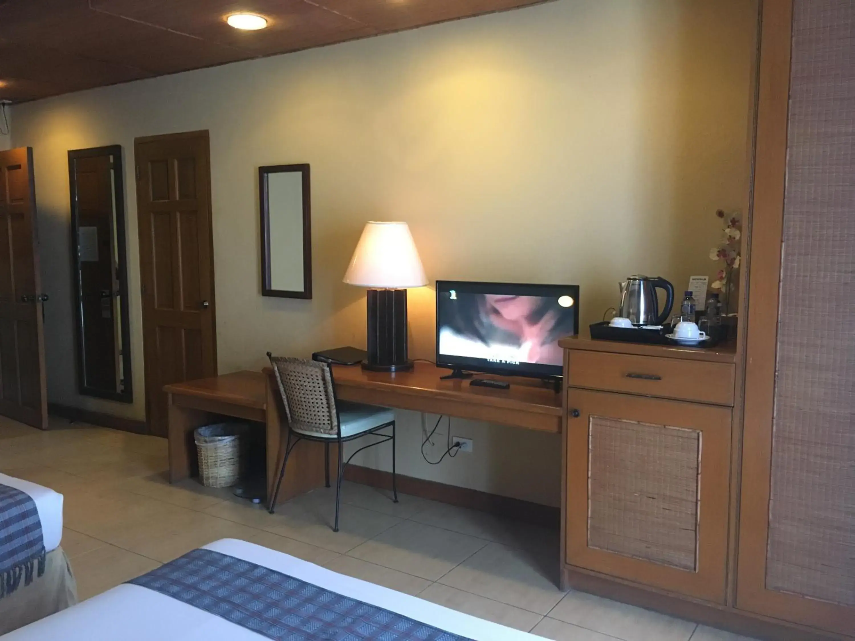 TV and multimedia, TV/Entertainment Center in Java Hotel