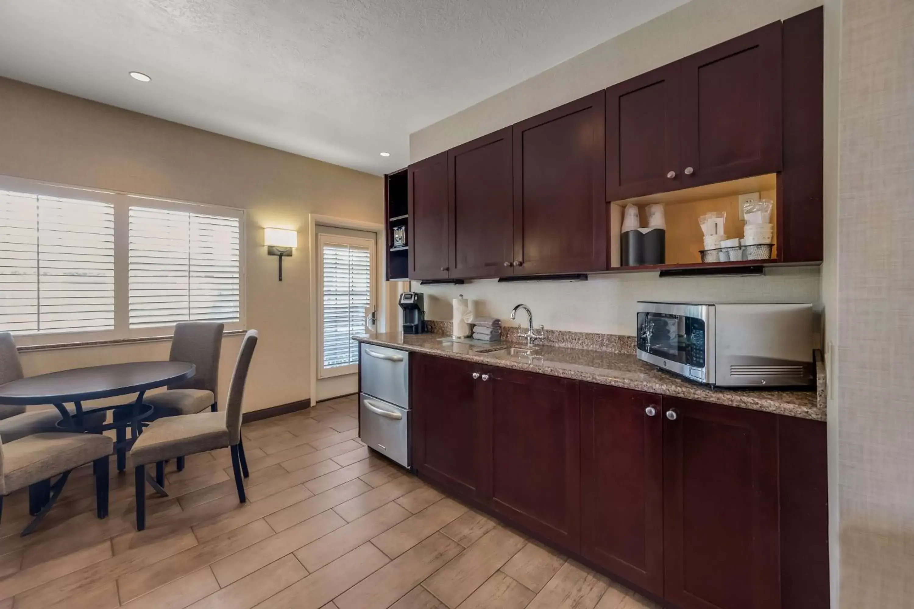 Photo of the whole room, Kitchen/Kitchenette in Best Western Plus Canyonlands Inn