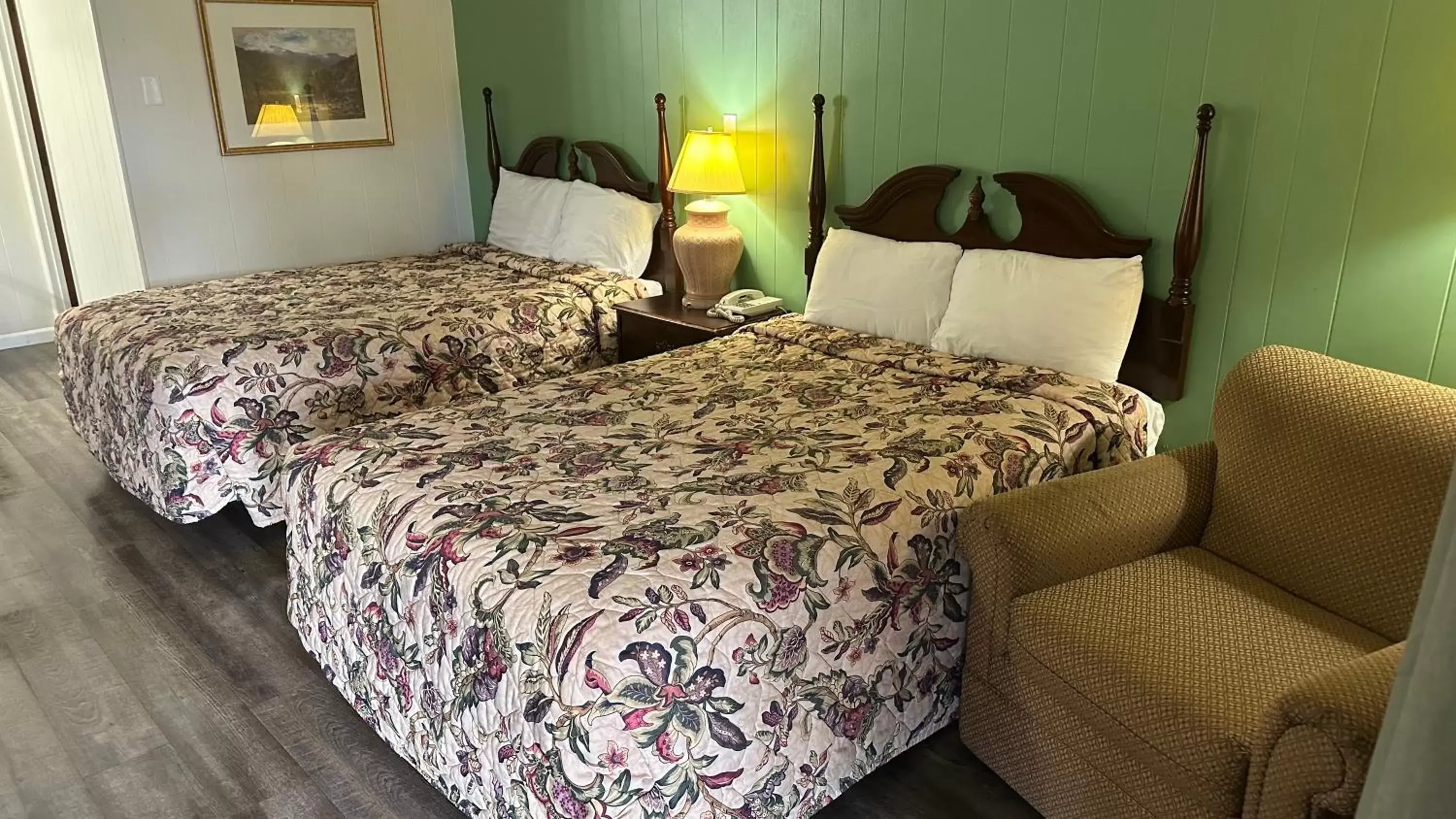 Bed in Colonial Inn Franklin