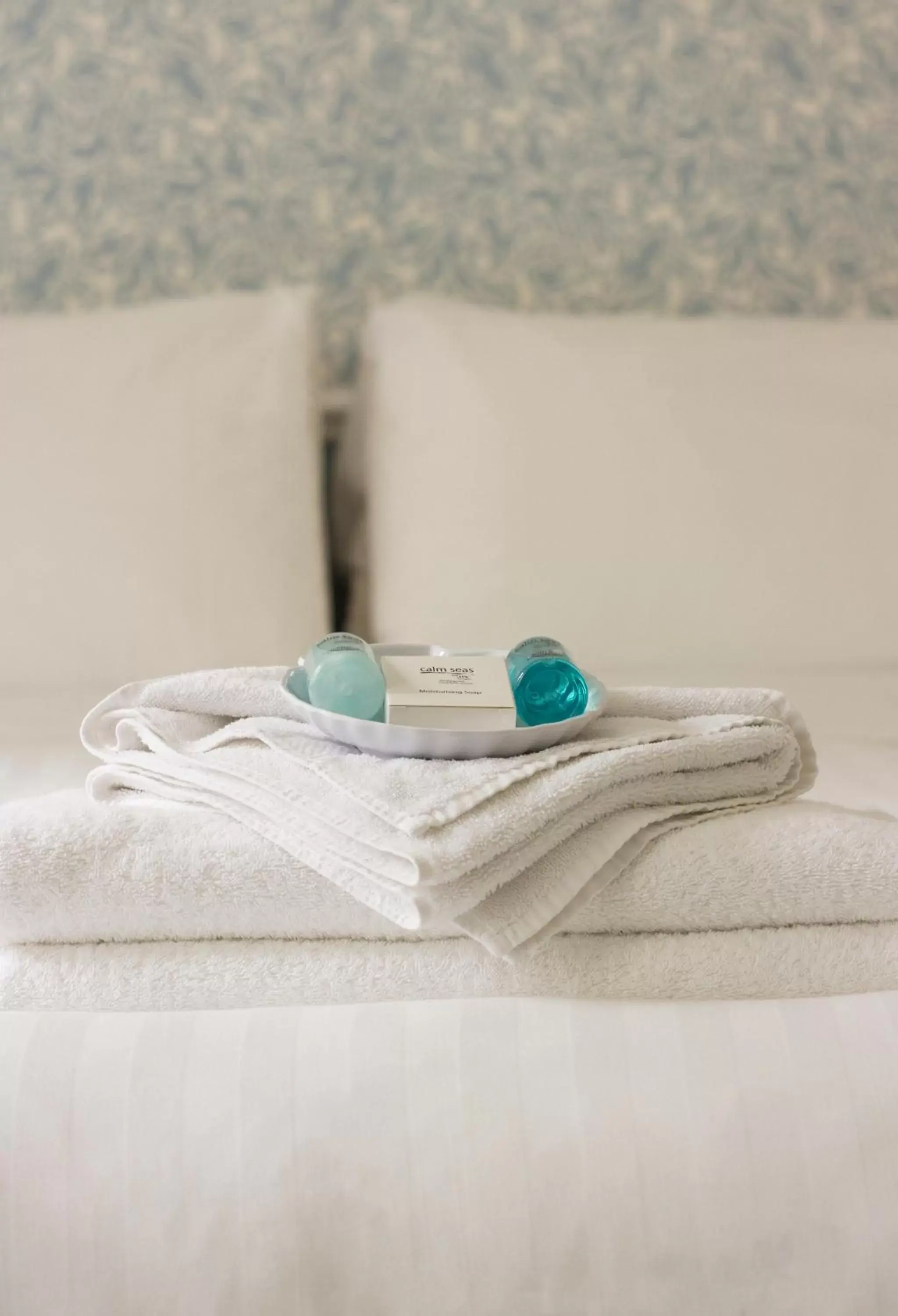 Bathroom, Bed in The White Lodge Hotel