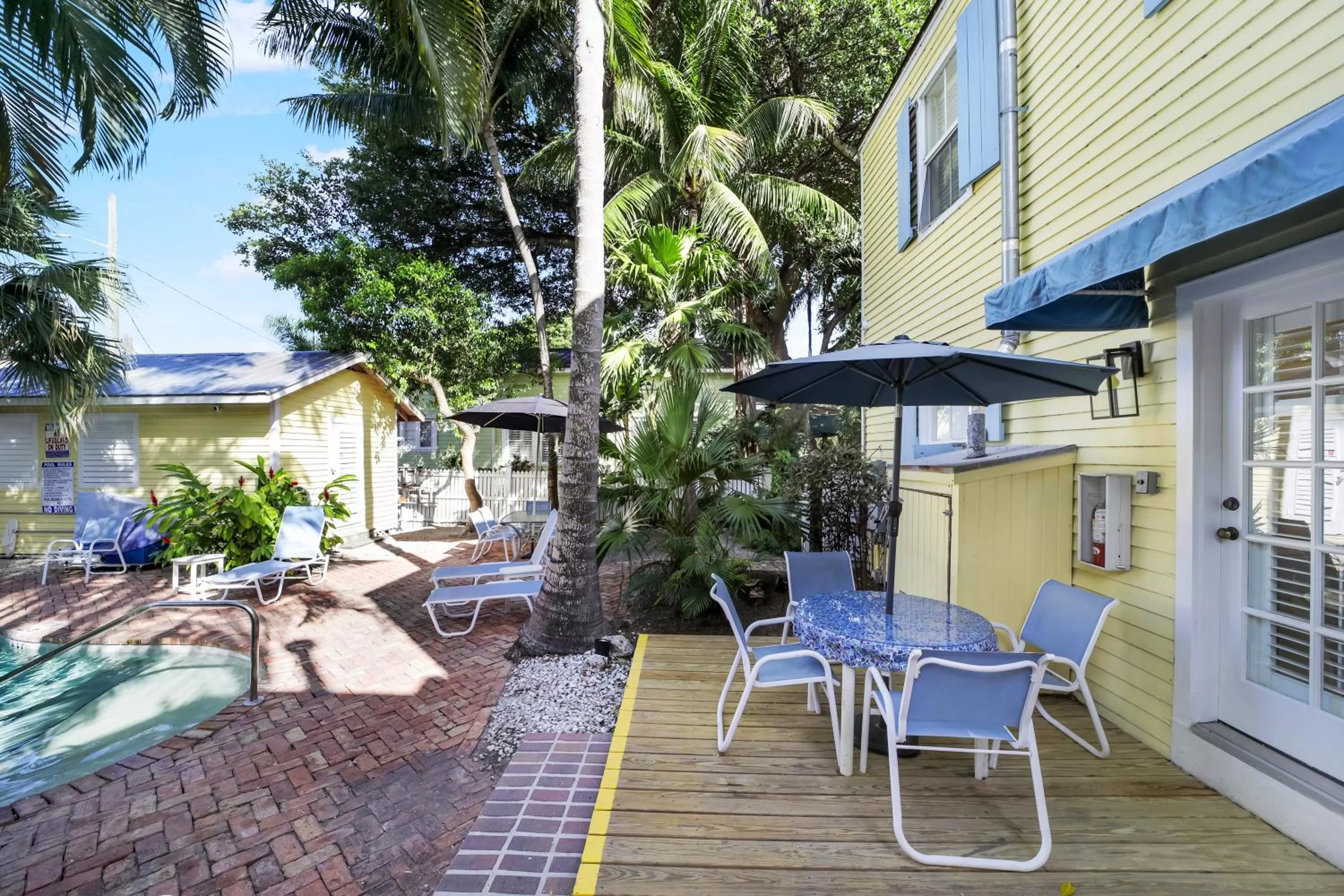 Property building, Swimming Pool in Tranquillity