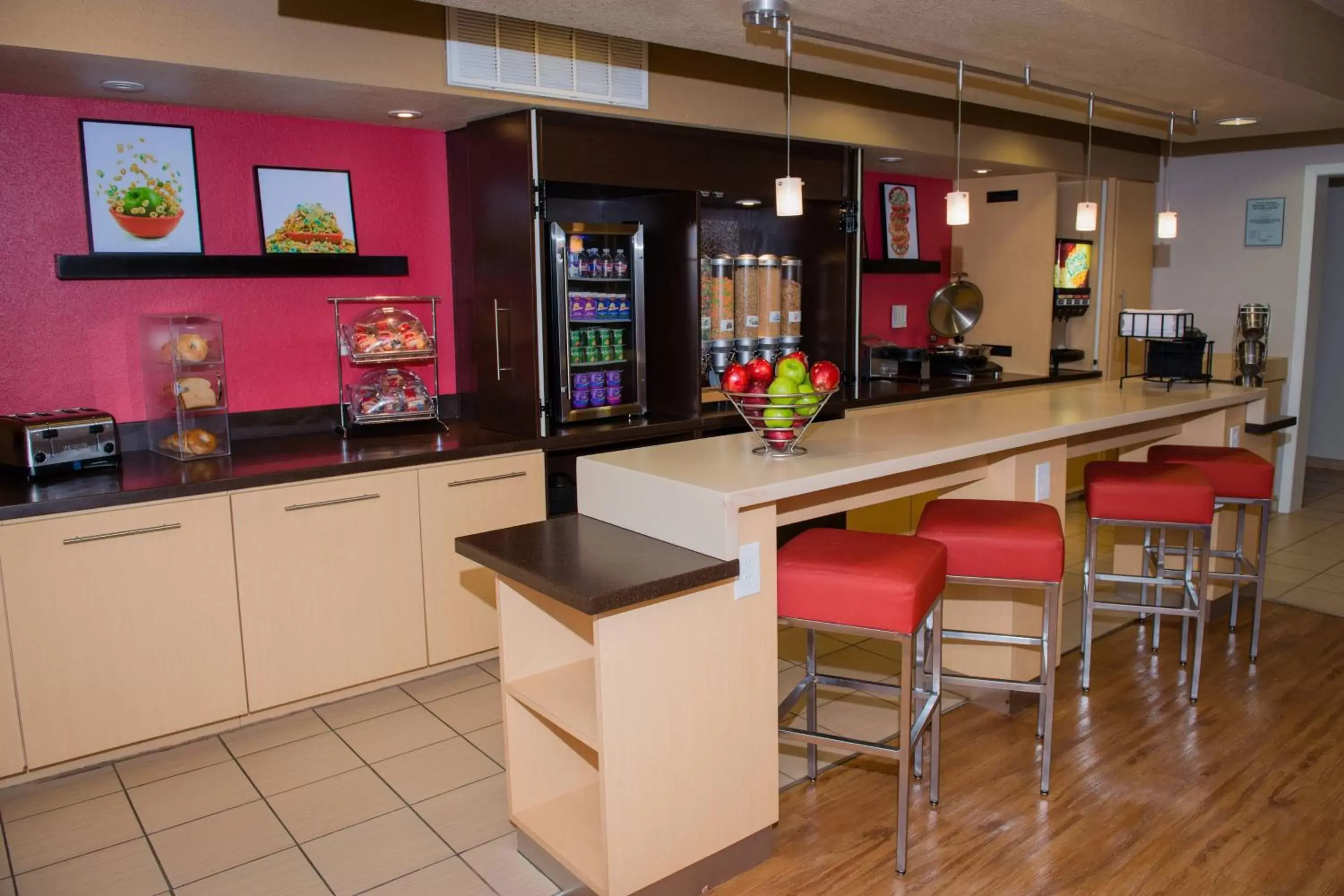 Breakfast, Lounge/Bar in TownePlace Suites by Marriott Houston NASA/Clear Lake