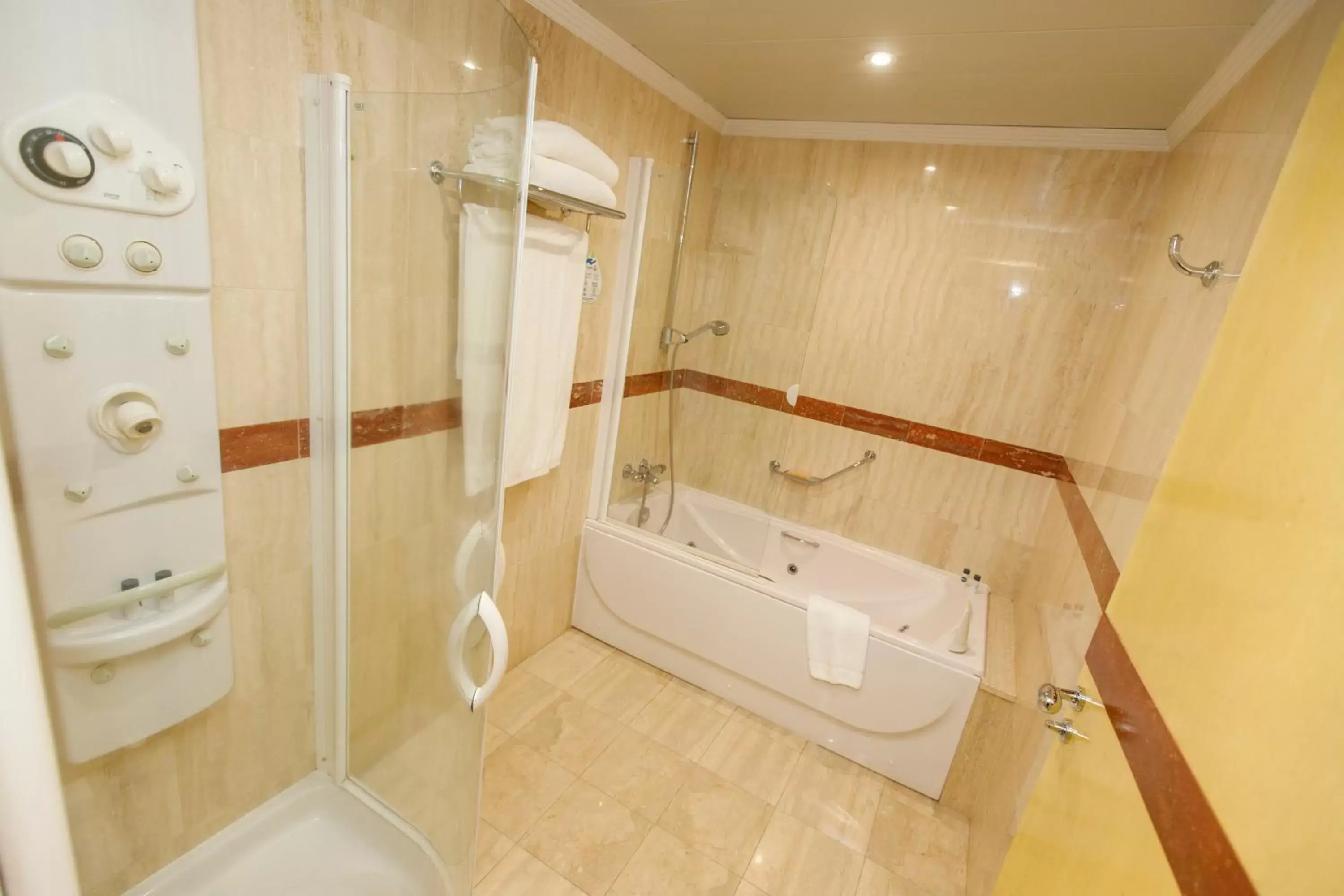 Shower, Bathroom in Oca Puerta del Camino Hotel